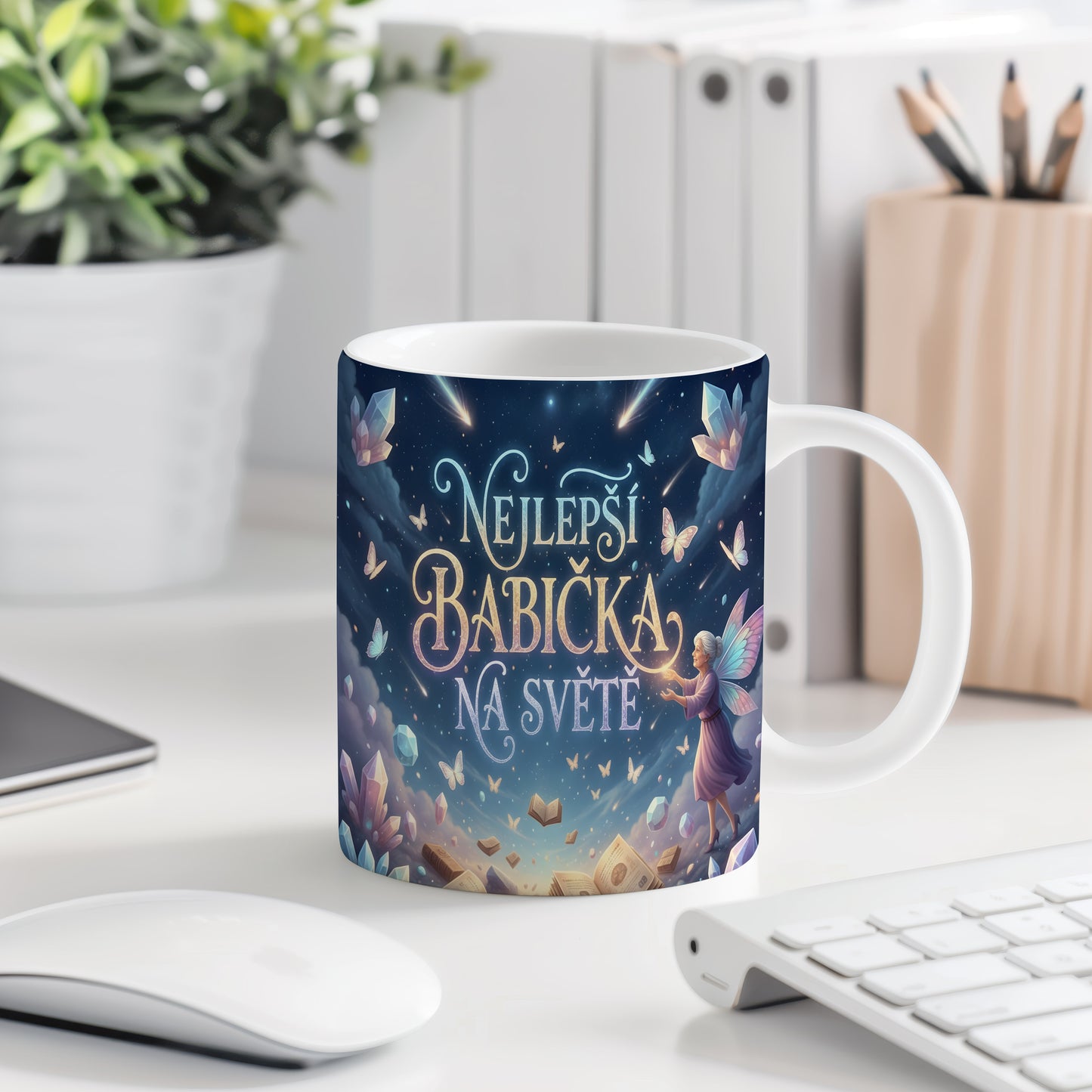 Hrnek s pohádkovým motivem motýlů, krystalů a knih na hvězdné obloze.