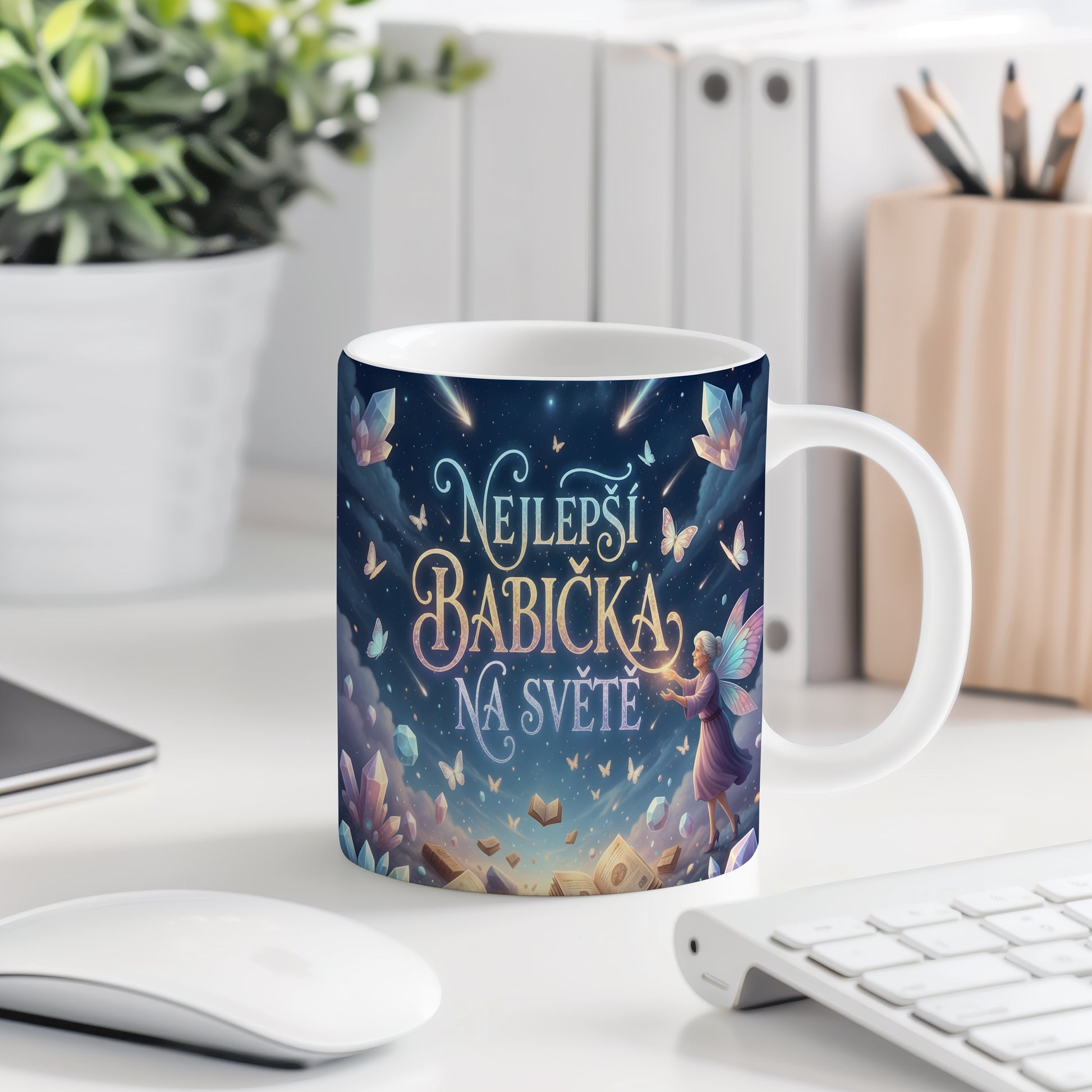 Hrnek s pohádkovým motivem motýlů, krystalů a knih na hvězdné obloze.