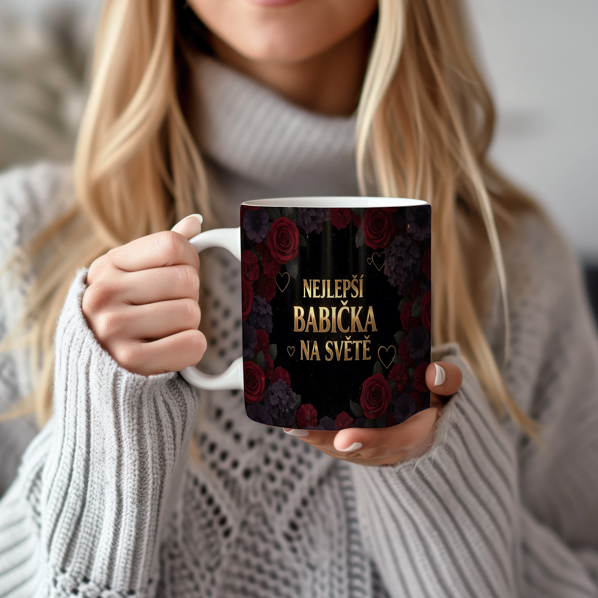 Hrnek s nápisem NEJLEPŠÍ BABIČKA NA SVĚTĚ, zdobený rudými růžemi a zlatými srdci.