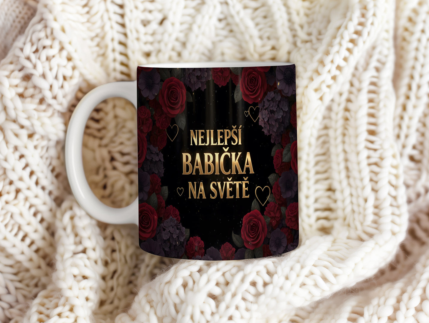 Hrnek s nápisem NEJLEPŠÍ BABIČKA NA SVĚTĚ, zdobený rudými růžemi a zlatými srdci.