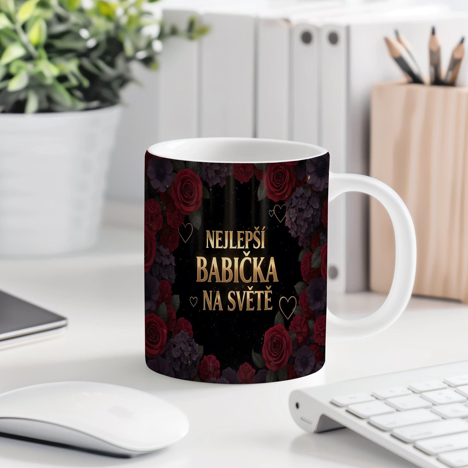Hrnek s nápisem NEJLEPŠÍ BABIČKA NA SVĚTĚ, zdobený rudými růžemi a zlatými srdci.