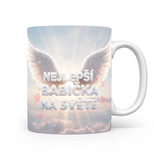 Hrnek s nápisem NEJLEPŠÍ BABIČKA NA SVĚTĚ, křídly a srdíčky na pastelovém pozadí.