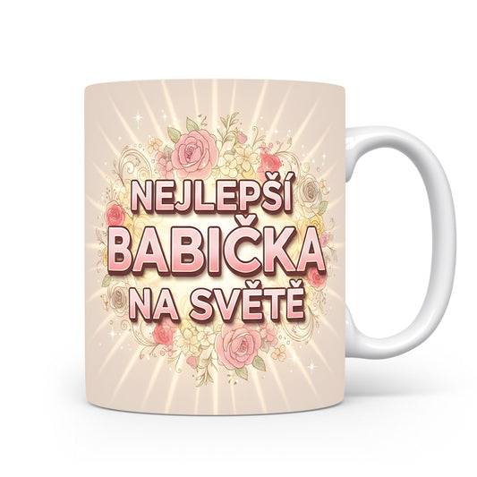Hrnek s nápisem NEJLEPŠÍ BABIČKA NA SVĚTĚ a květinovým vzorem.