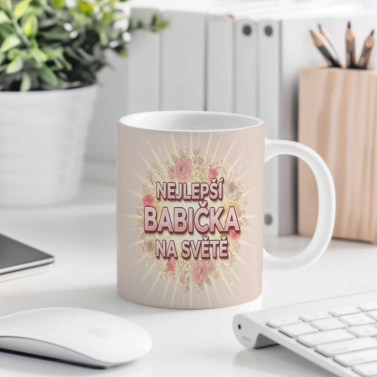 Hrnek s nápisem NEJLEPŠÍ BABIČKA NA SVĚTĚ a květinovým vzorem.