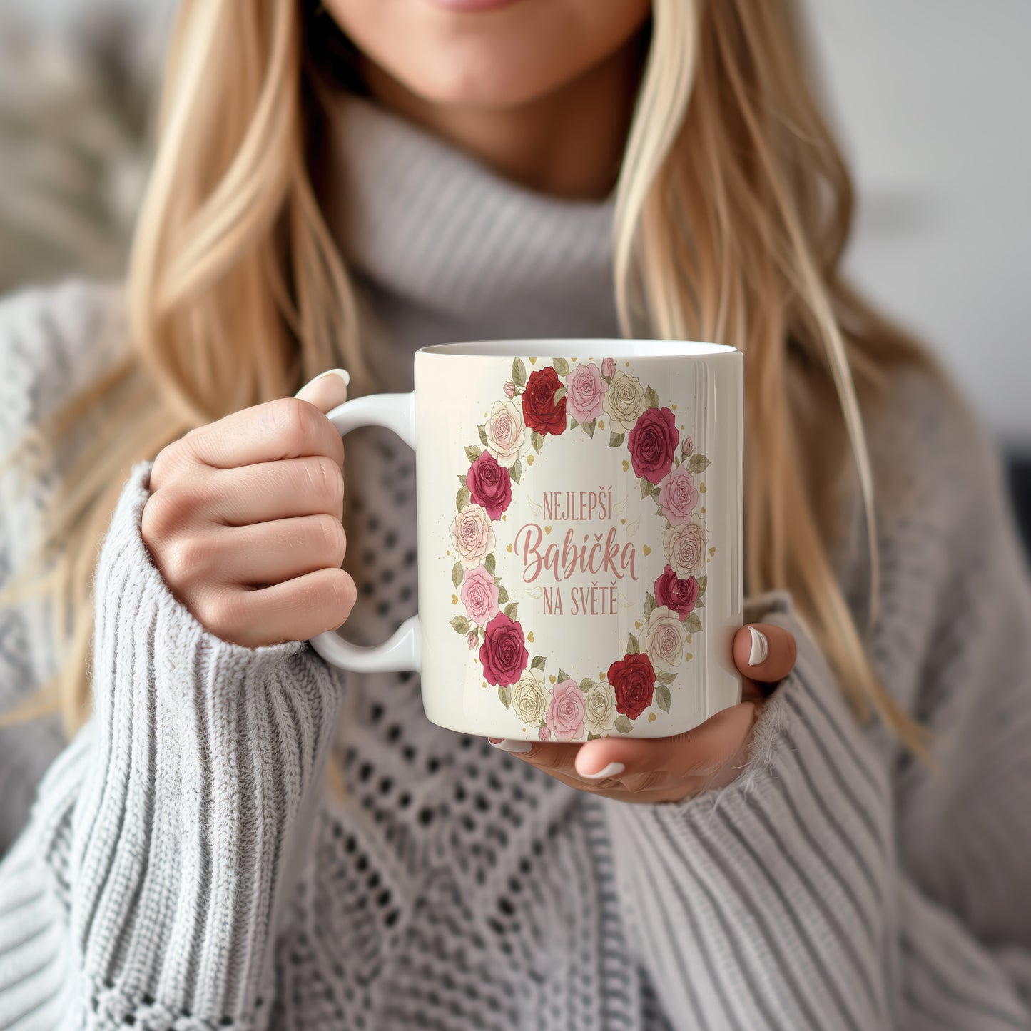 Hrnek s nápisem Nejlepší babička na světě a věncem růží.