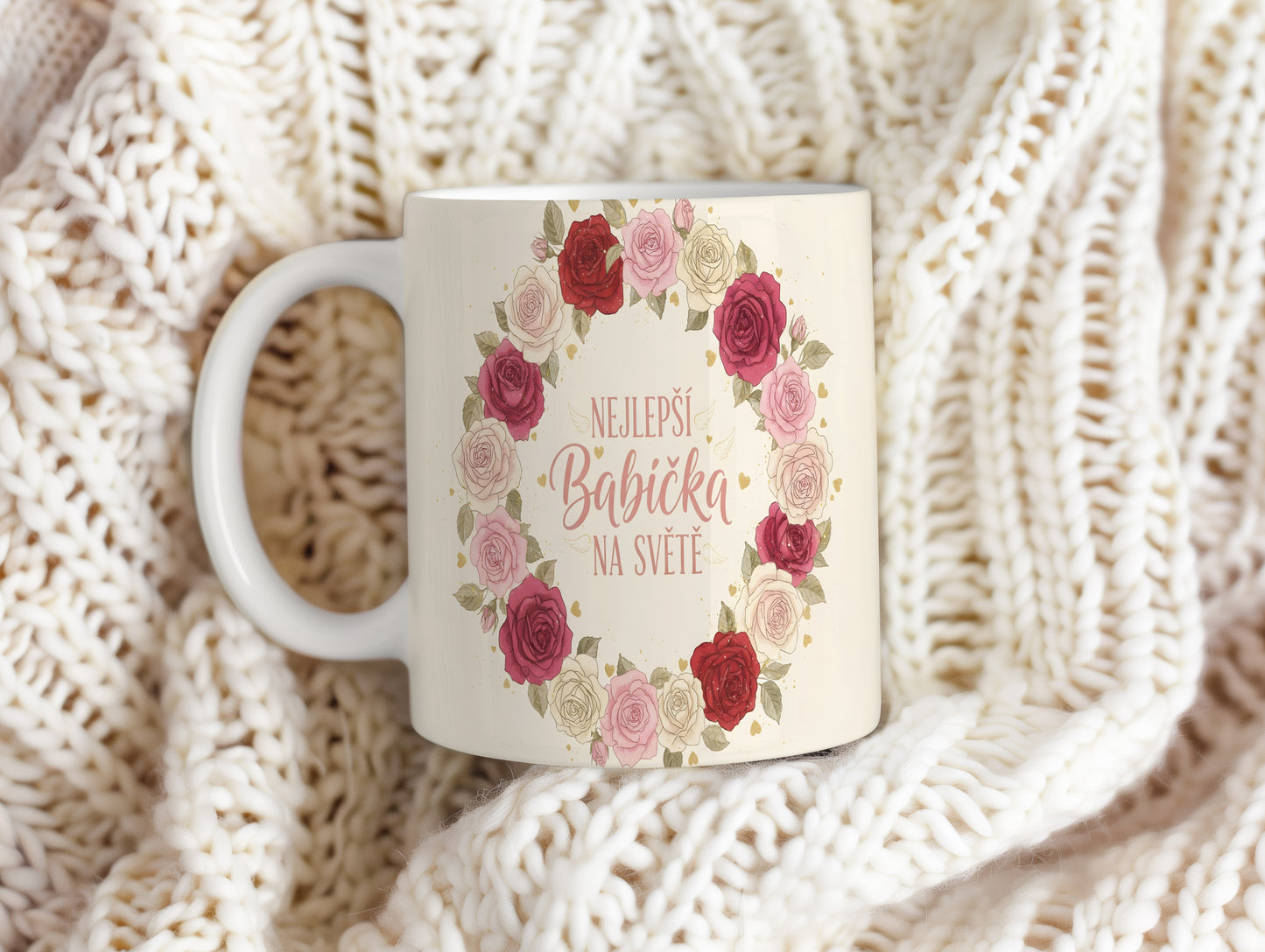 Hrnek s nápisem Nejlepší babička na světě a věncem růží.