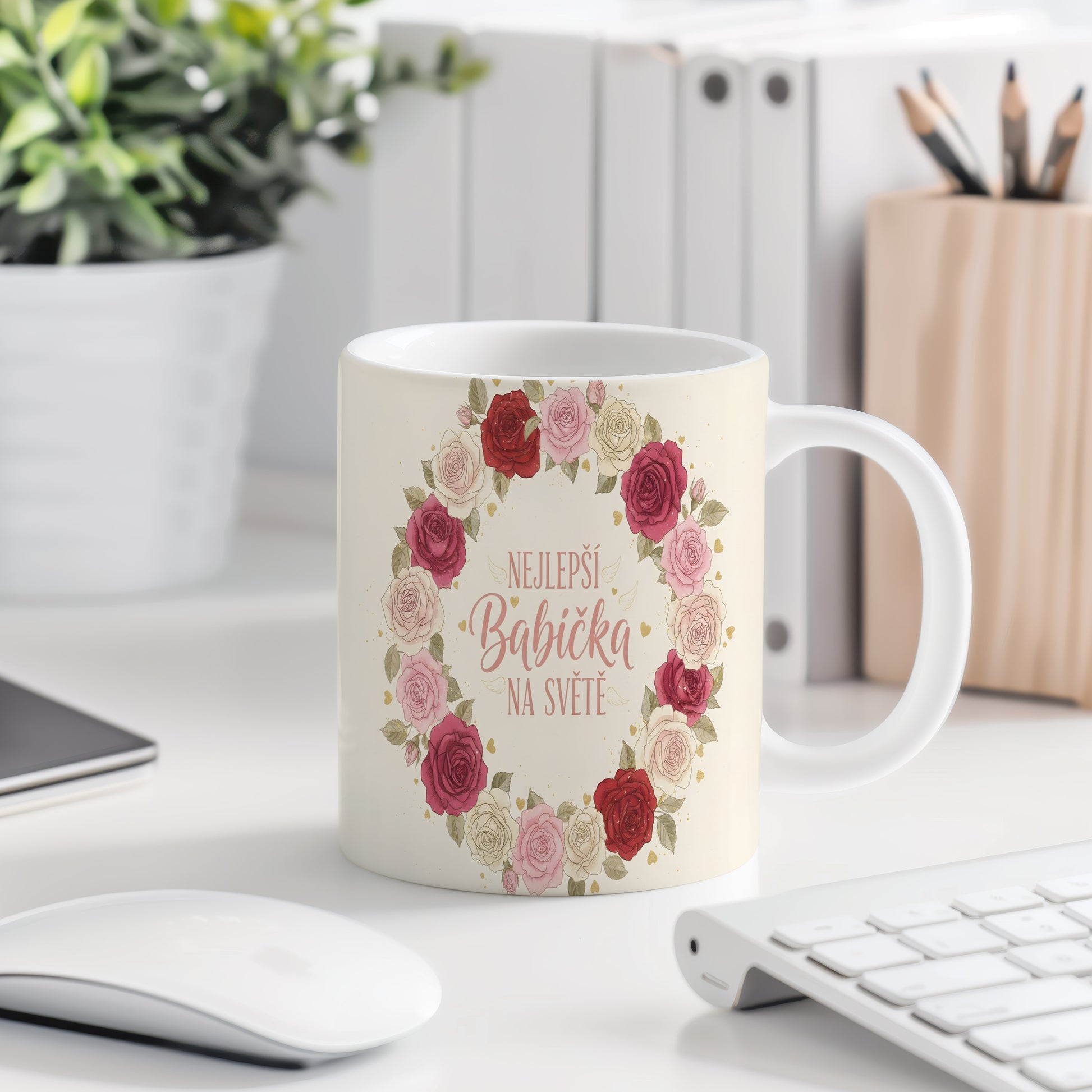 Hrnek s nápisem Nejlepší babička na světě a věncem růží.