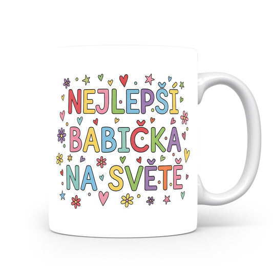 Bílý hrnek s barevnými nápisy, srdci a květinami.