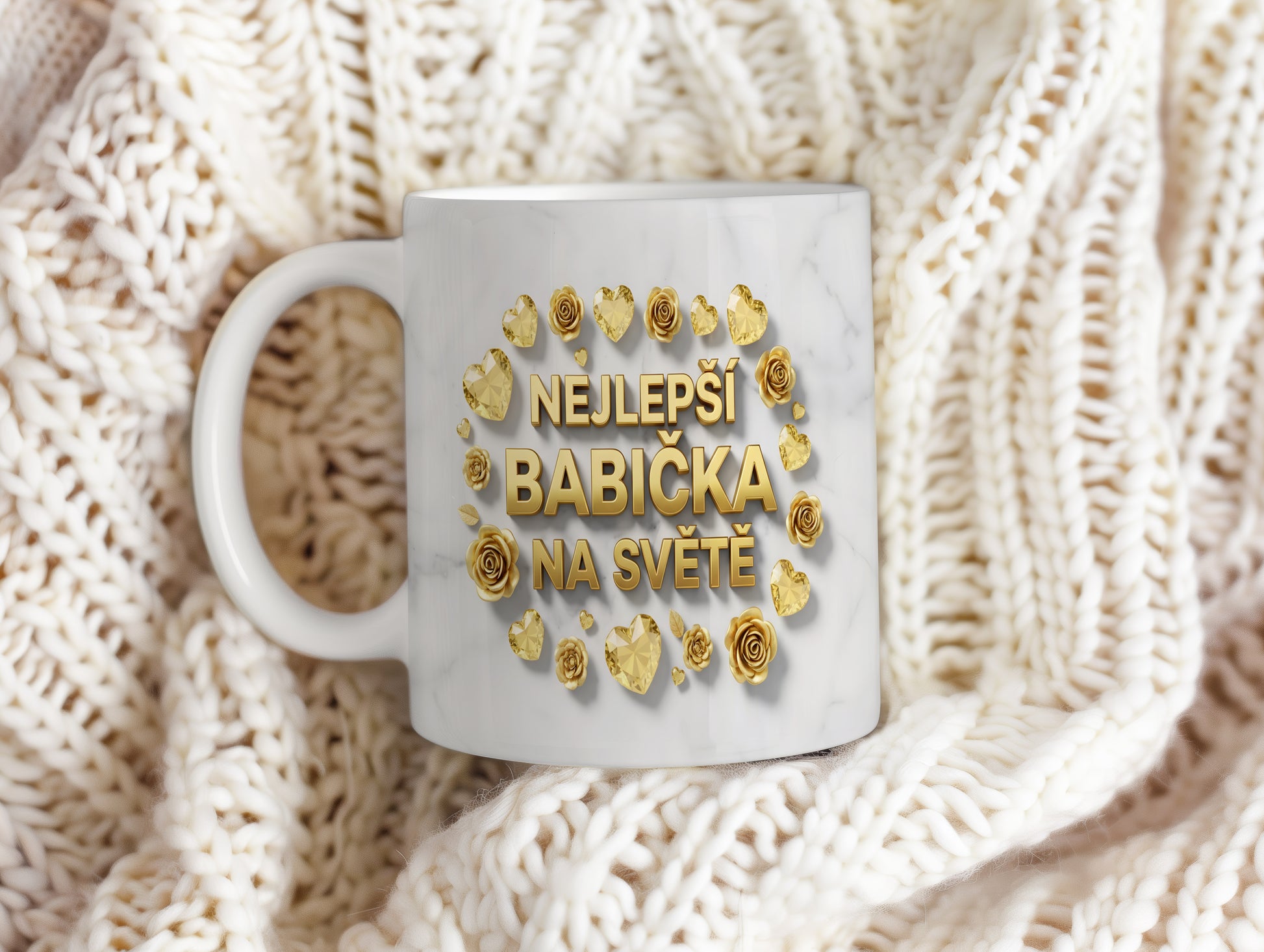 Hrnek s nápisem NEJLEPŠÍ BABIČKA NA SVĚTĚ, zdobený zlatými růžemi a srdci na mramorovém pozadí.