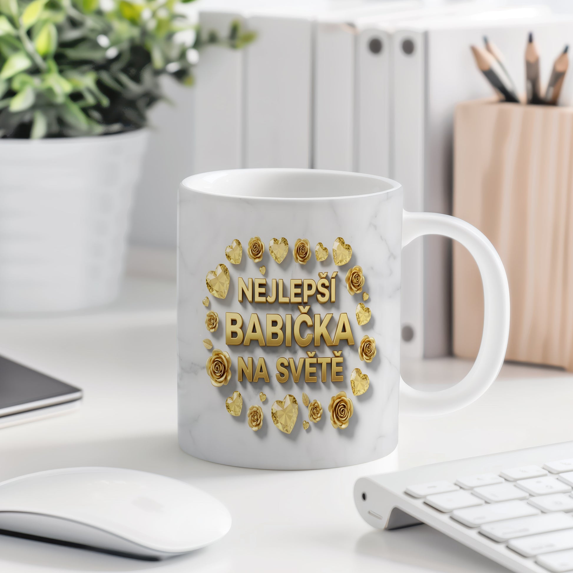 Hrnek s nápisem NEJLEPŠÍ BABIČKA NA SVĚTĚ, zdobený zlatými růžemi a srdci na mramorovém pozadí.