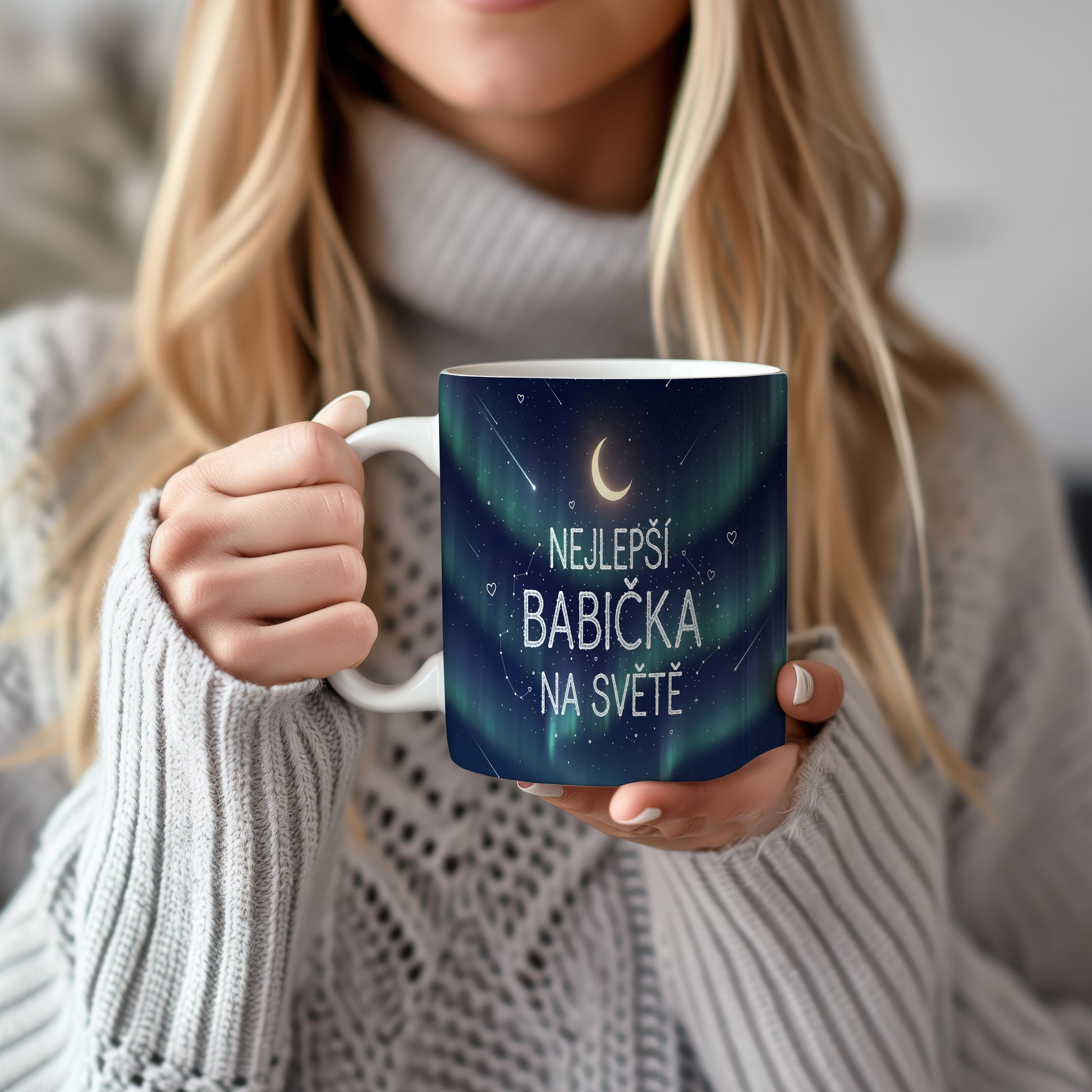 Hrnek s nápisem 'NEJLEPŠÍ BABIČKA NA SVĚTĚ' a motivem hvězd a měsíce.
