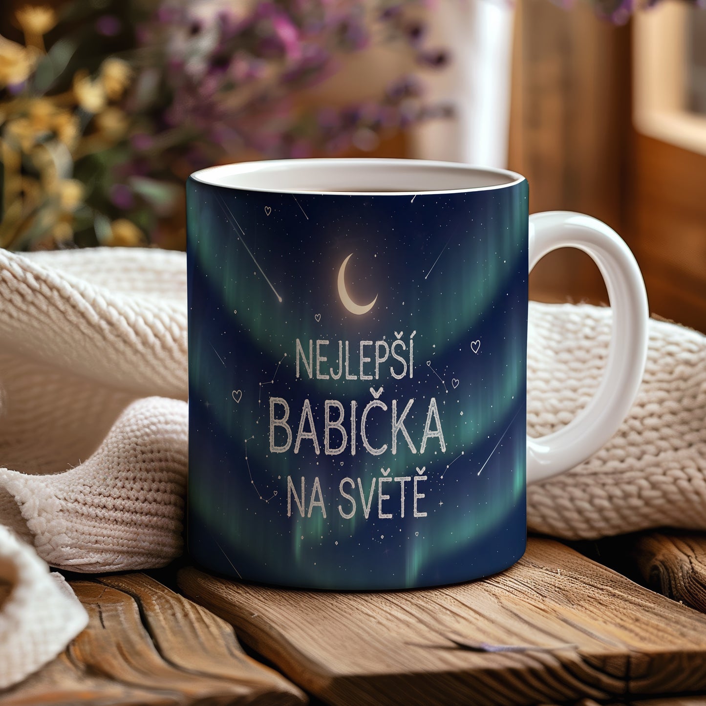 Hrnek s nápisem 'NEJLEPŠÍ BABIČKA NA SVĚTĚ' a motivem hvězd a měsíce.