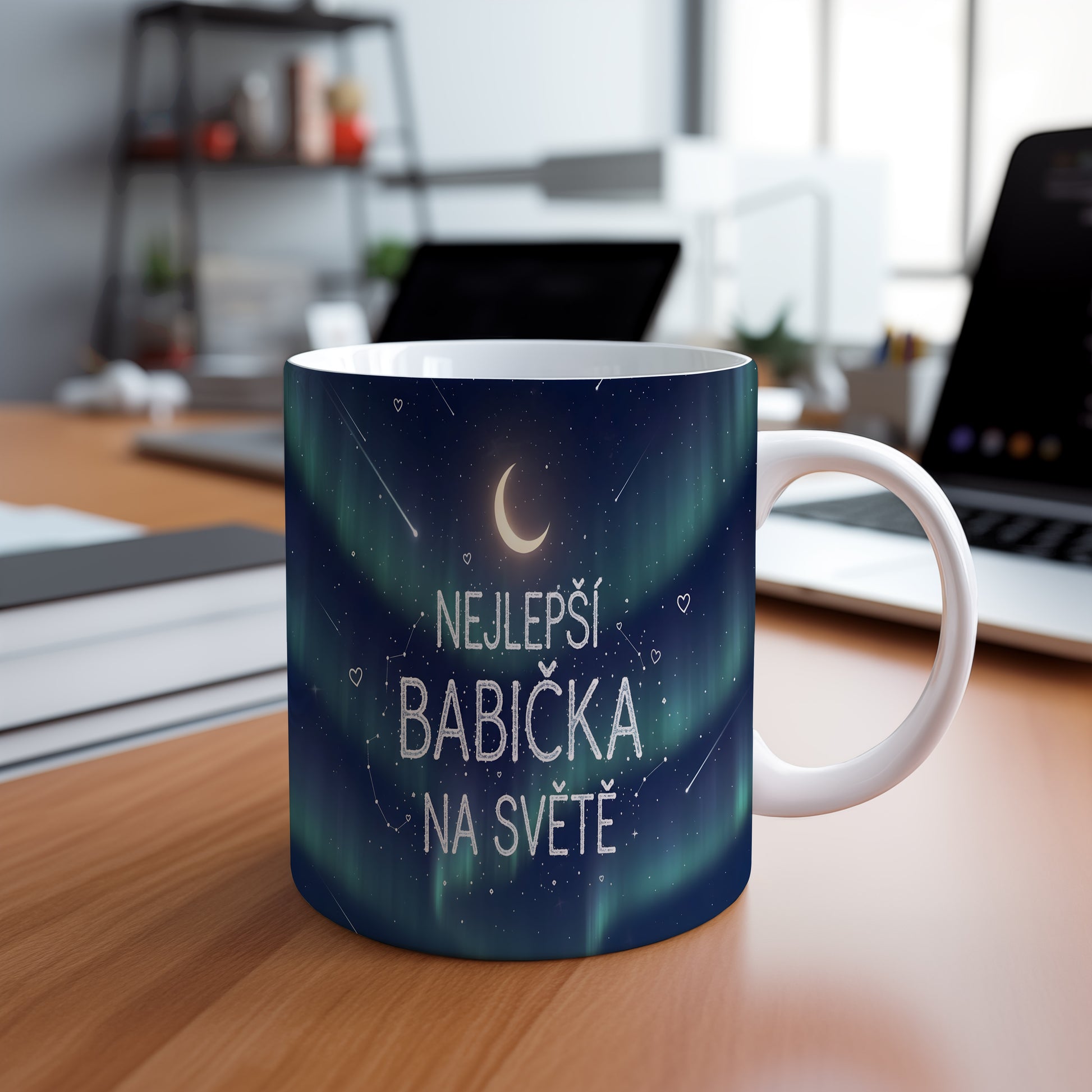 Hrnek s nápisem 'NEJLEPŠÍ BABIČKA NA SVĚTĚ' a motivem hvězd a měsíce.