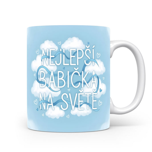 Hrnek s nápisem NEJLEPŠÍ BABIČKA NA SVĚTĚ s motivem mraků a srdíček.