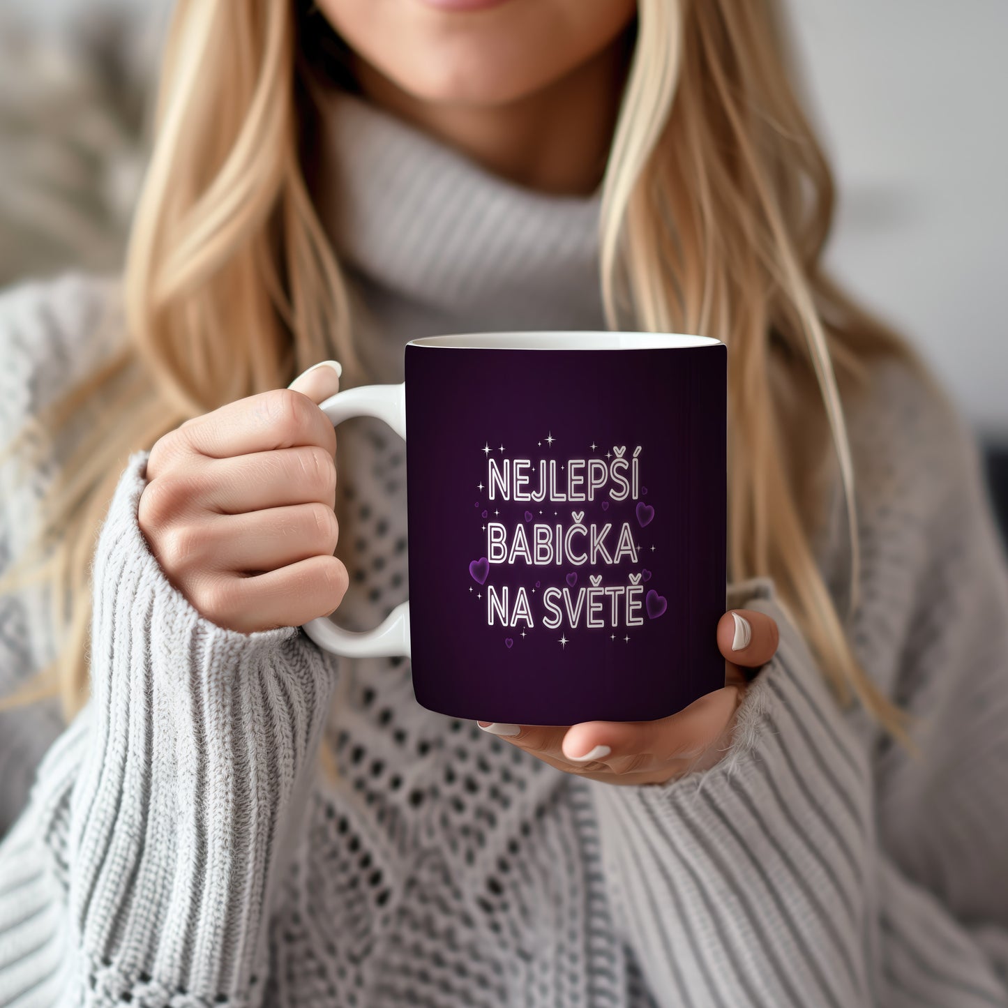 Tmavě fialový hrnek s nápisem a motivy srdcí a hvězd.
