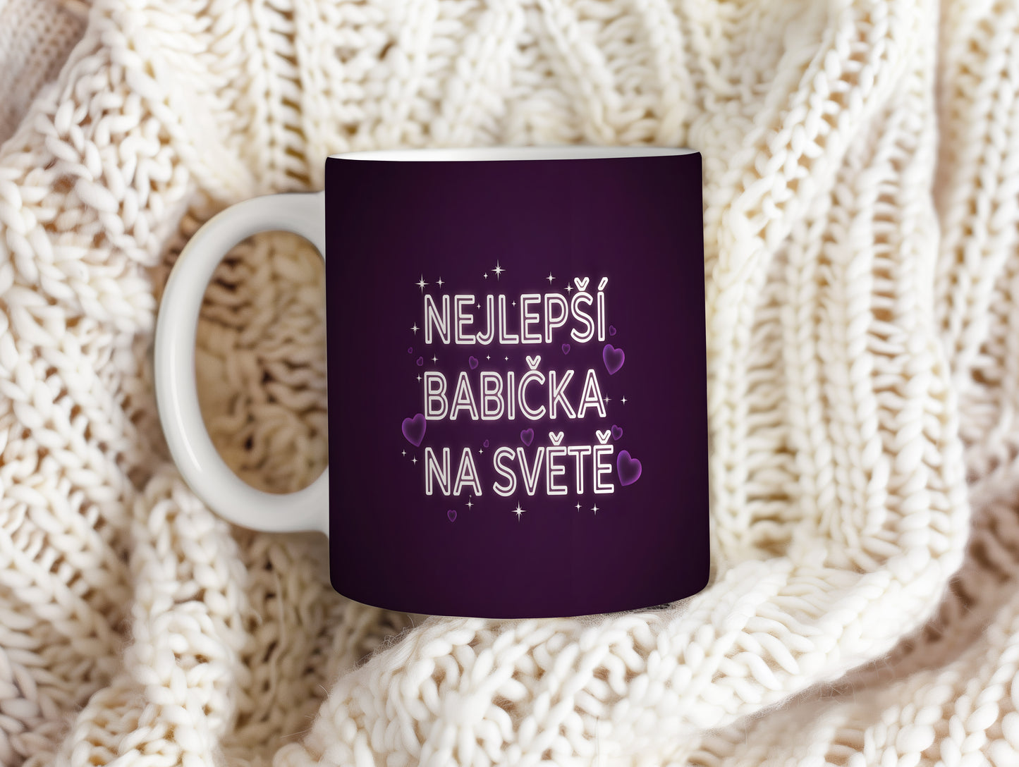 Tmavě fialový hrnek s nápisem a motivy srdcí a hvězd.