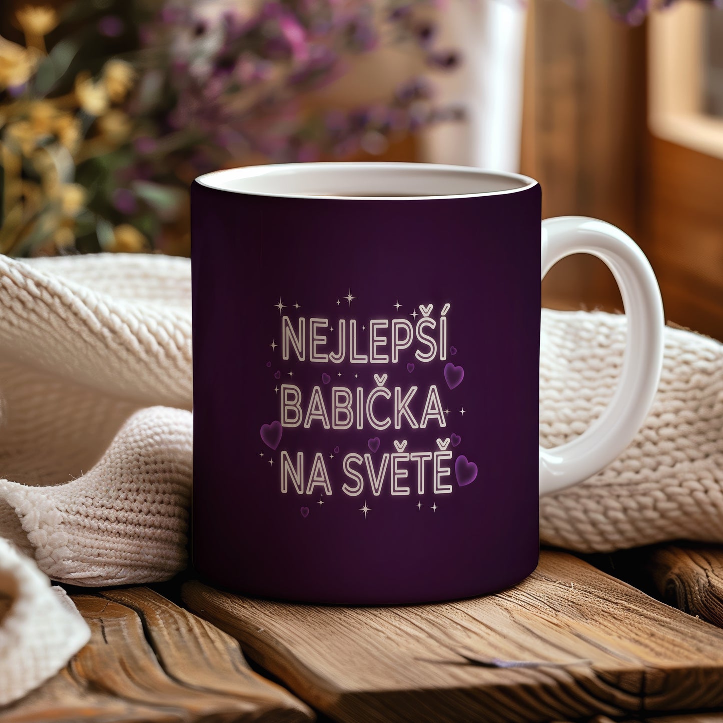 Tmavě fialový hrnek s nápisem a motivy srdcí a hvězd.