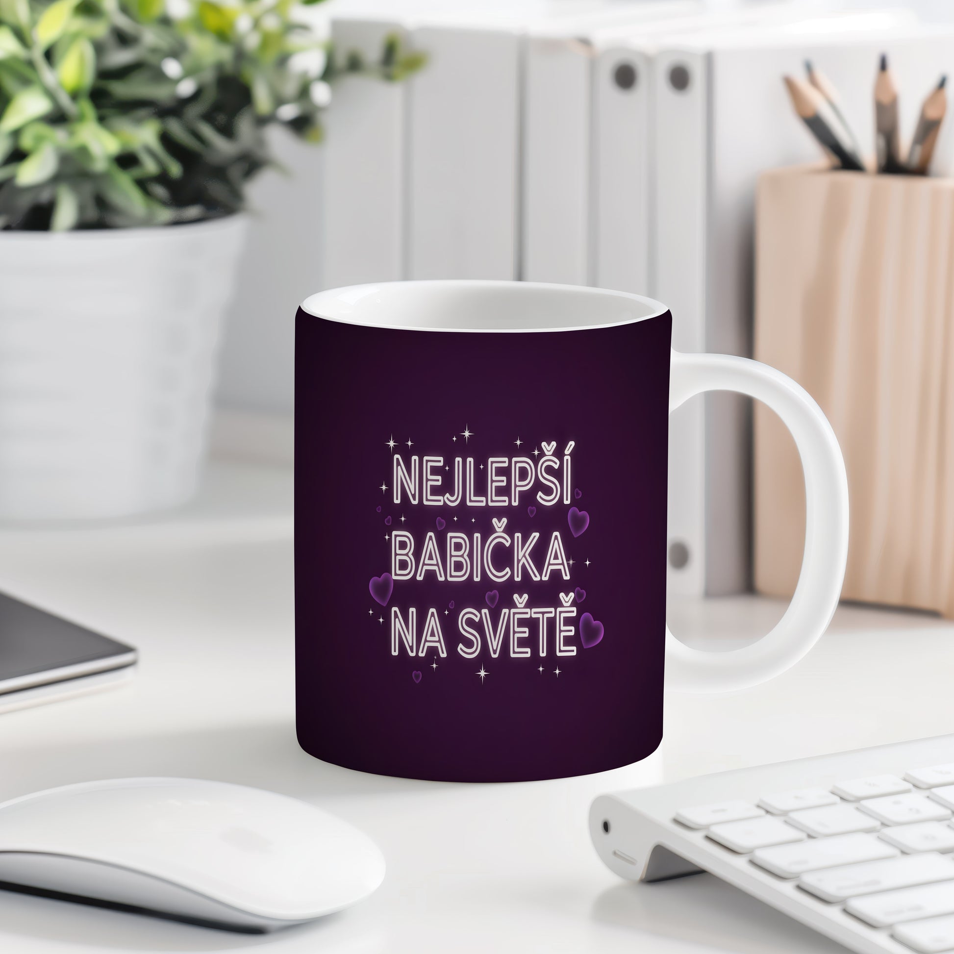 Tmavě fialový hrnek s nápisem a motivy srdcí a hvězd.