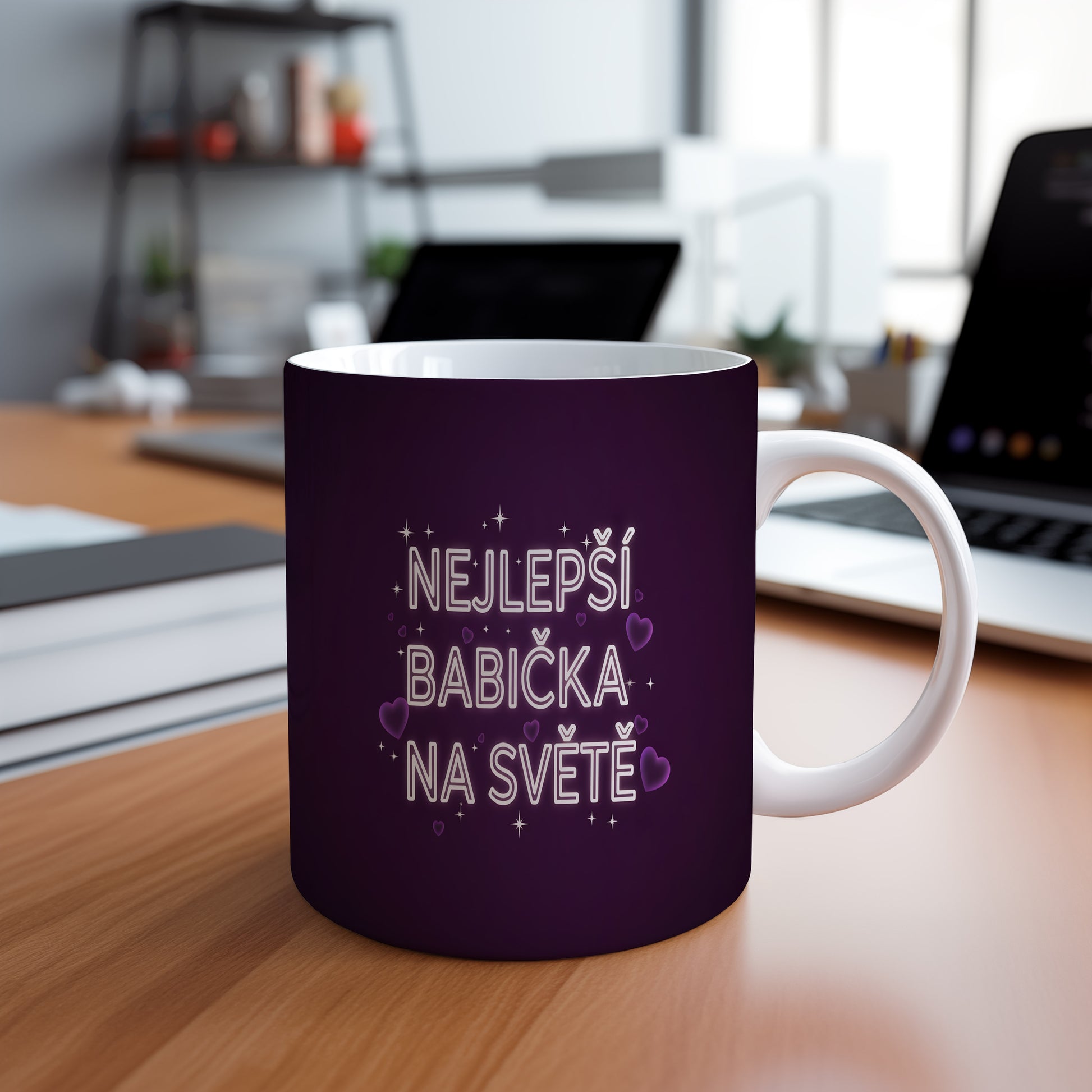 Tmavě fialový hrnek s nápisem a motivy srdcí a hvězd.