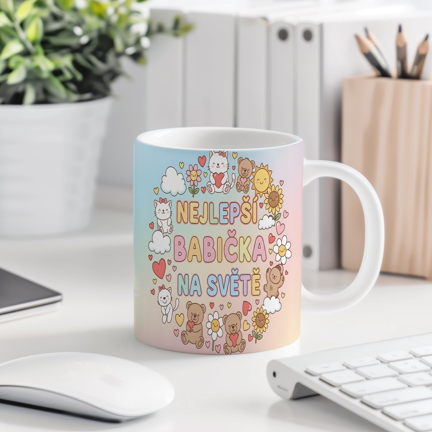 Hrnek s nápisem NEJLEPŠÍ BABIČKA NA SVĚTĚ a roztomilými motivy.