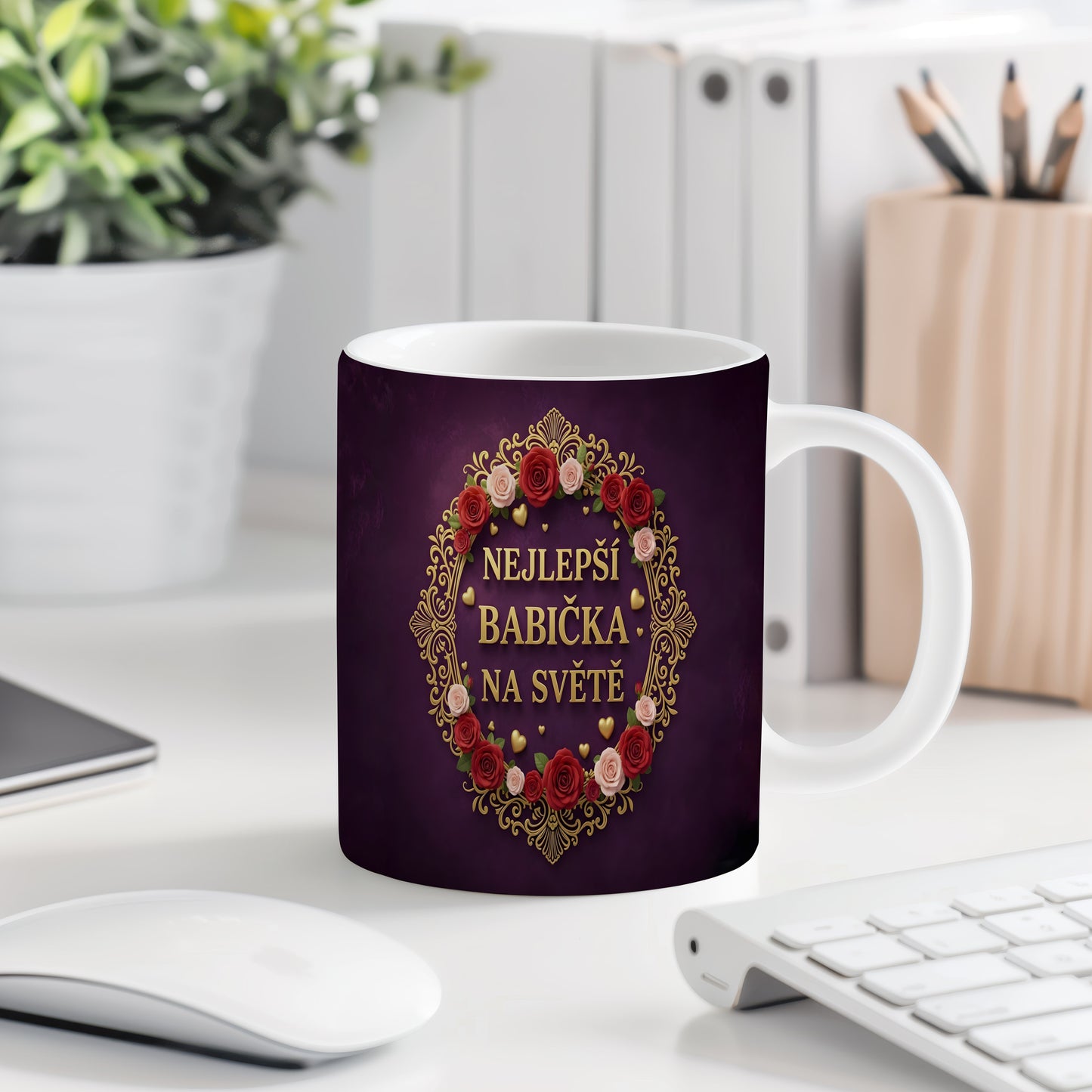 Hrnek s nápisem NEJLEPŠÍ BABIČKA NA SVĚTĚ, zdobený květinovým věncem.
