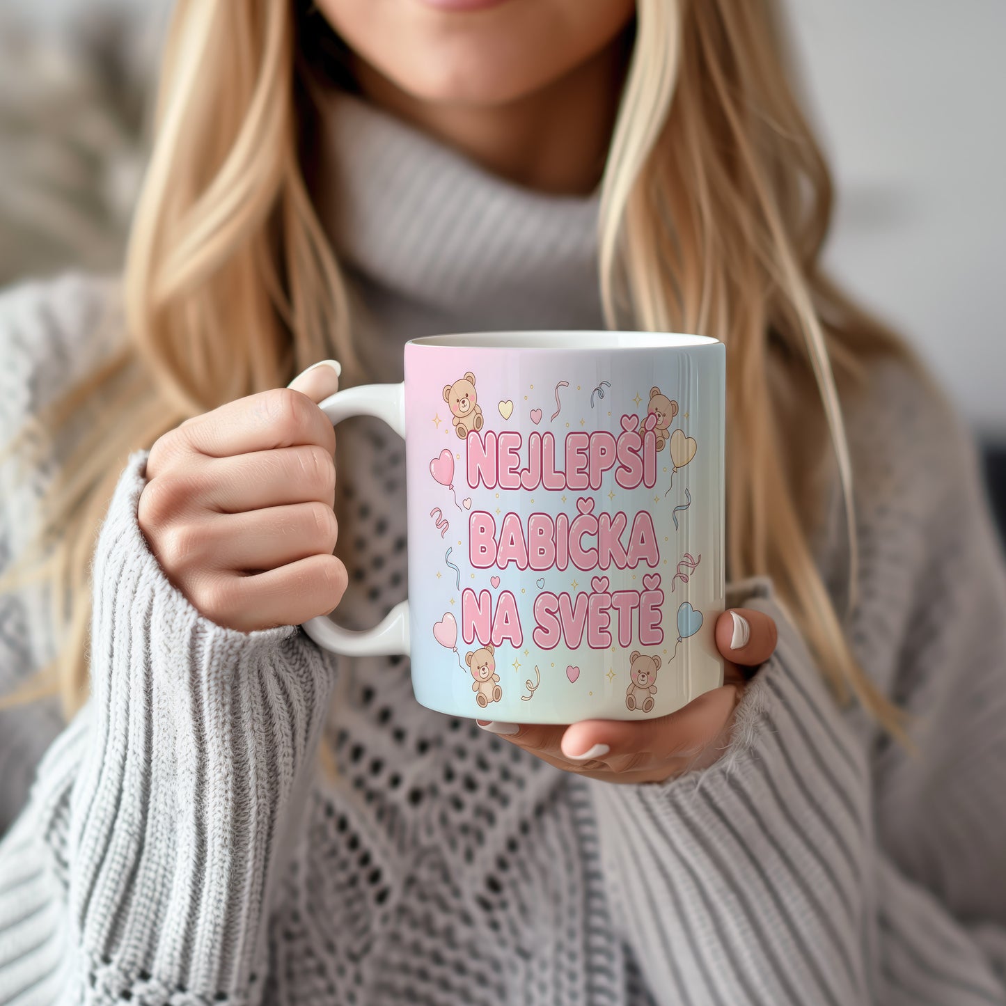 Hrnek s pastelovým motivem medvídků a srdíček.