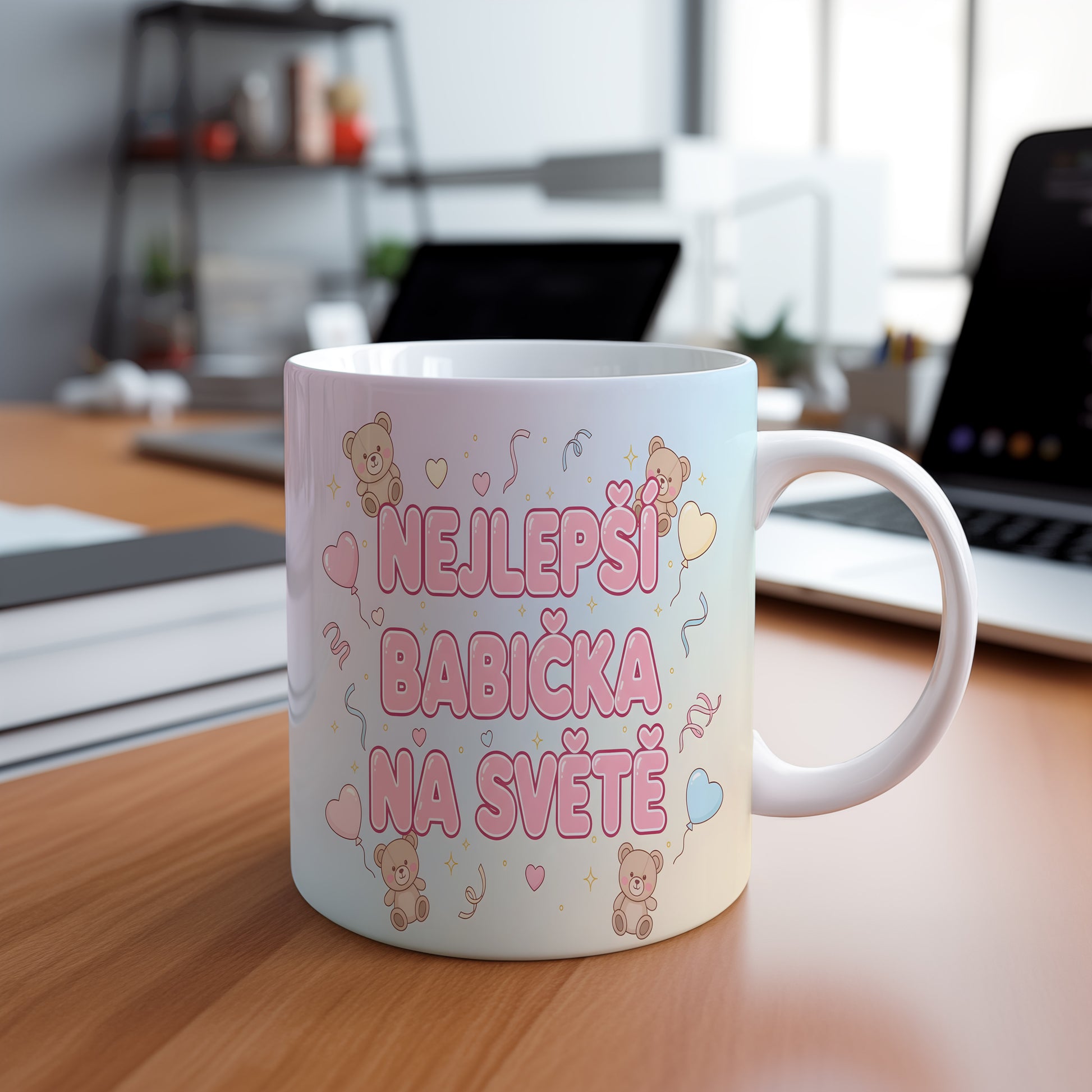 Hrnek s pastelovým motivem medvídků a srdíček.