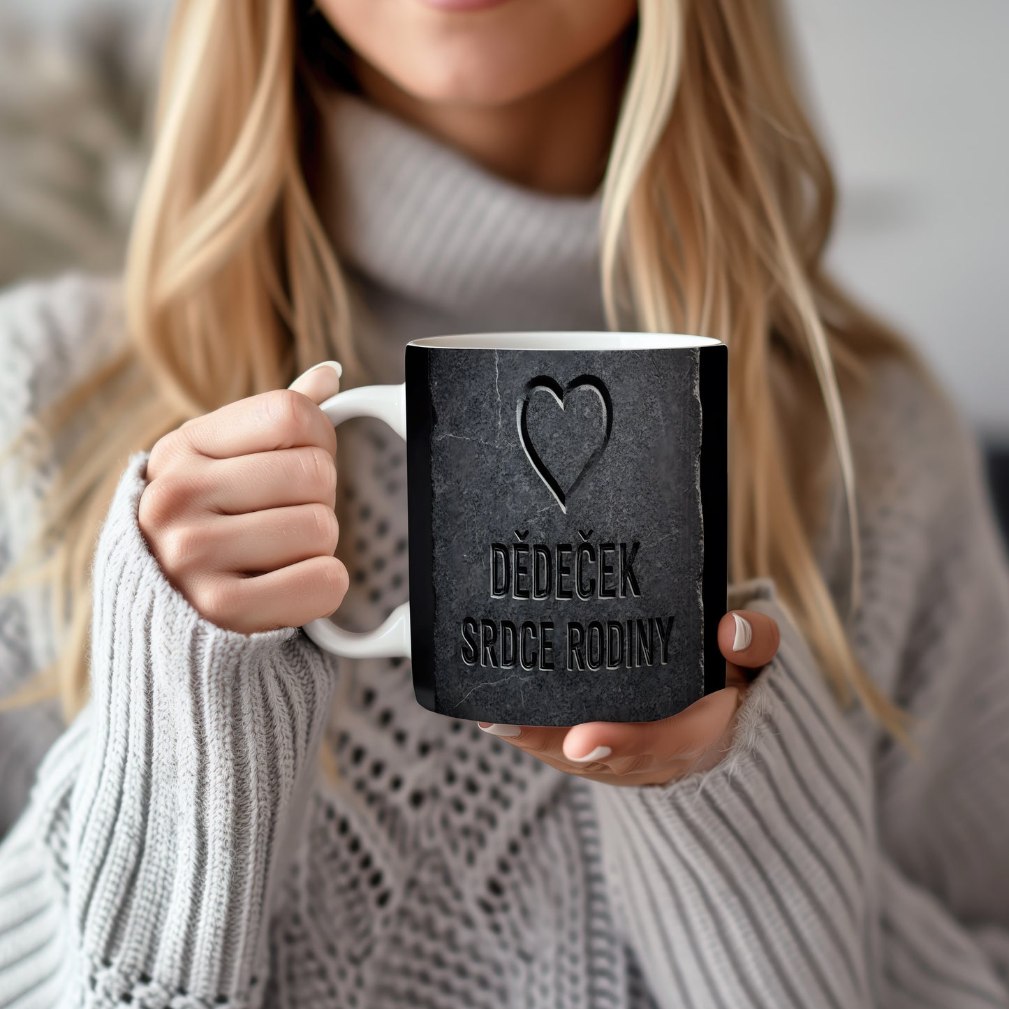 Kamenitý hrnek s nápisem 'DĚDEČEK SRDCE RODINY' a vyrytým srdcem.