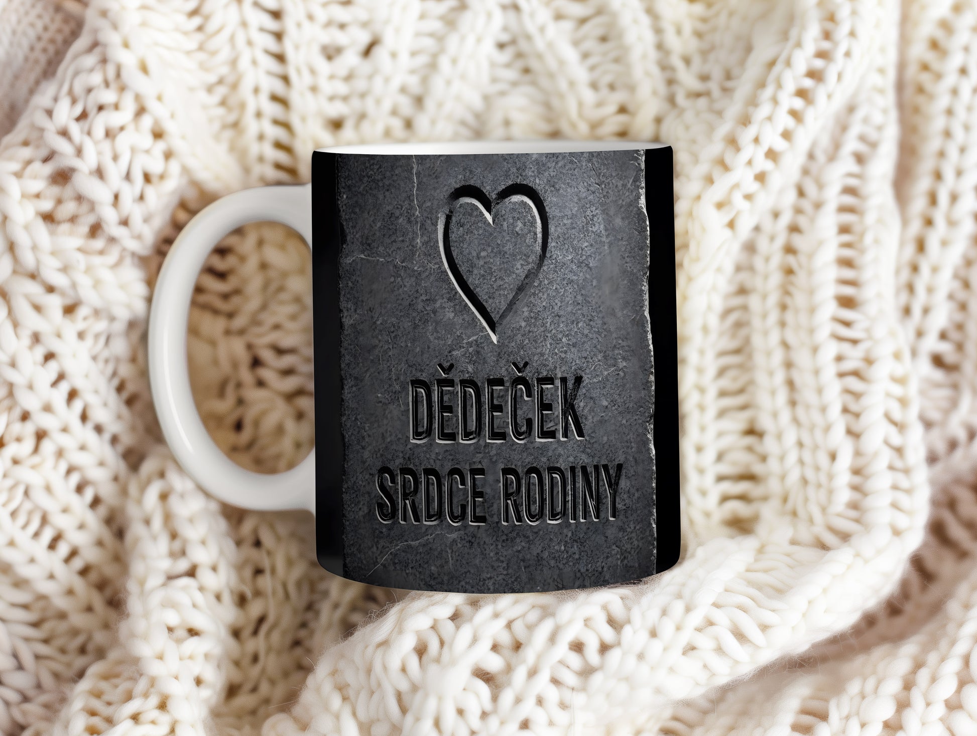 Kamenitý hrnek s nápisem 'DĚDEČEK SRDCE RODINY' a vyrytým srdcem.