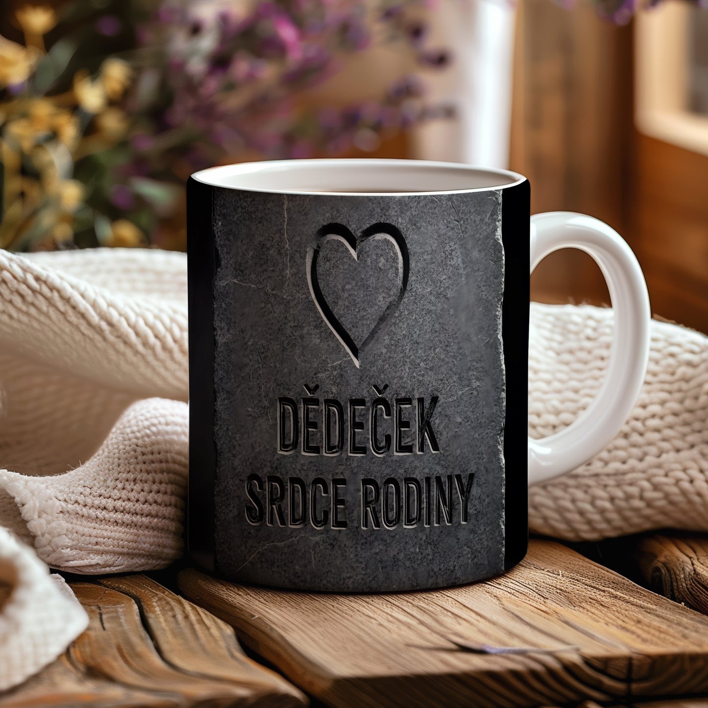 Kamenitý hrnek s nápisem 'DĚDEČEK SRDCE RODINY' a vyrytým srdcem.