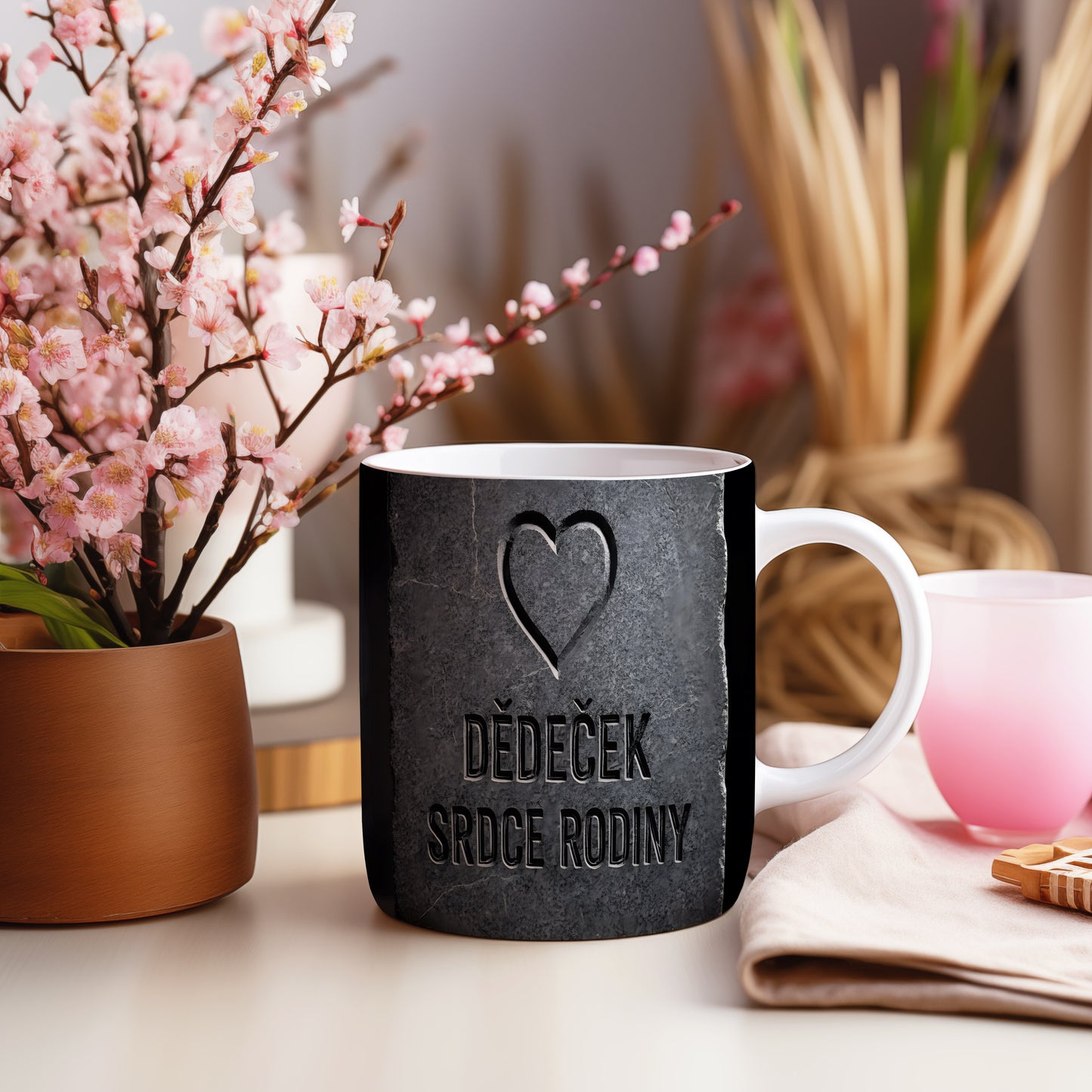 Kamenitý hrnek s nápisem 'DĚDEČEK SRDCE RODINY' a vyrytým srdcem.