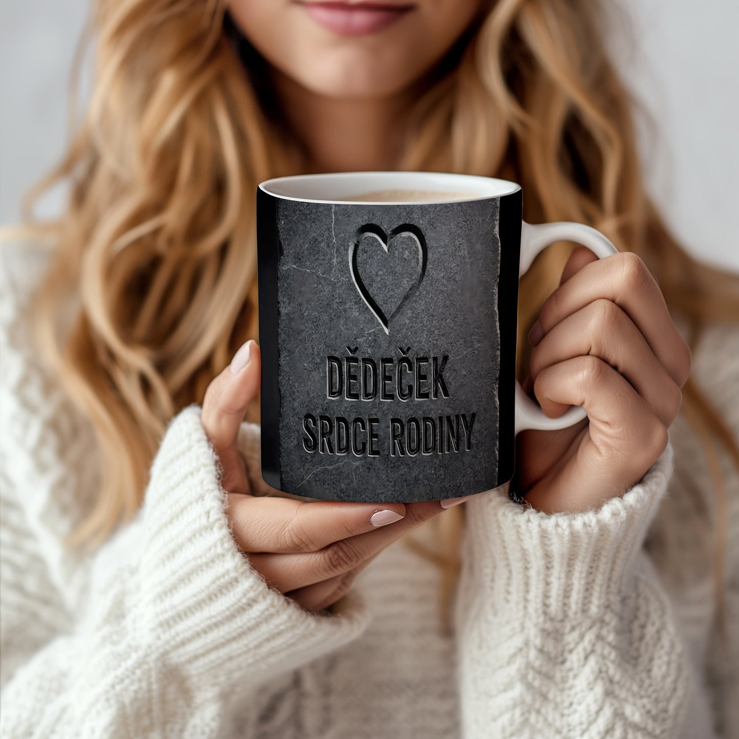 Kamenitý hrnek s nápisem 'DĚDEČEK SRDCE RODINY' a vyrytým srdcem.