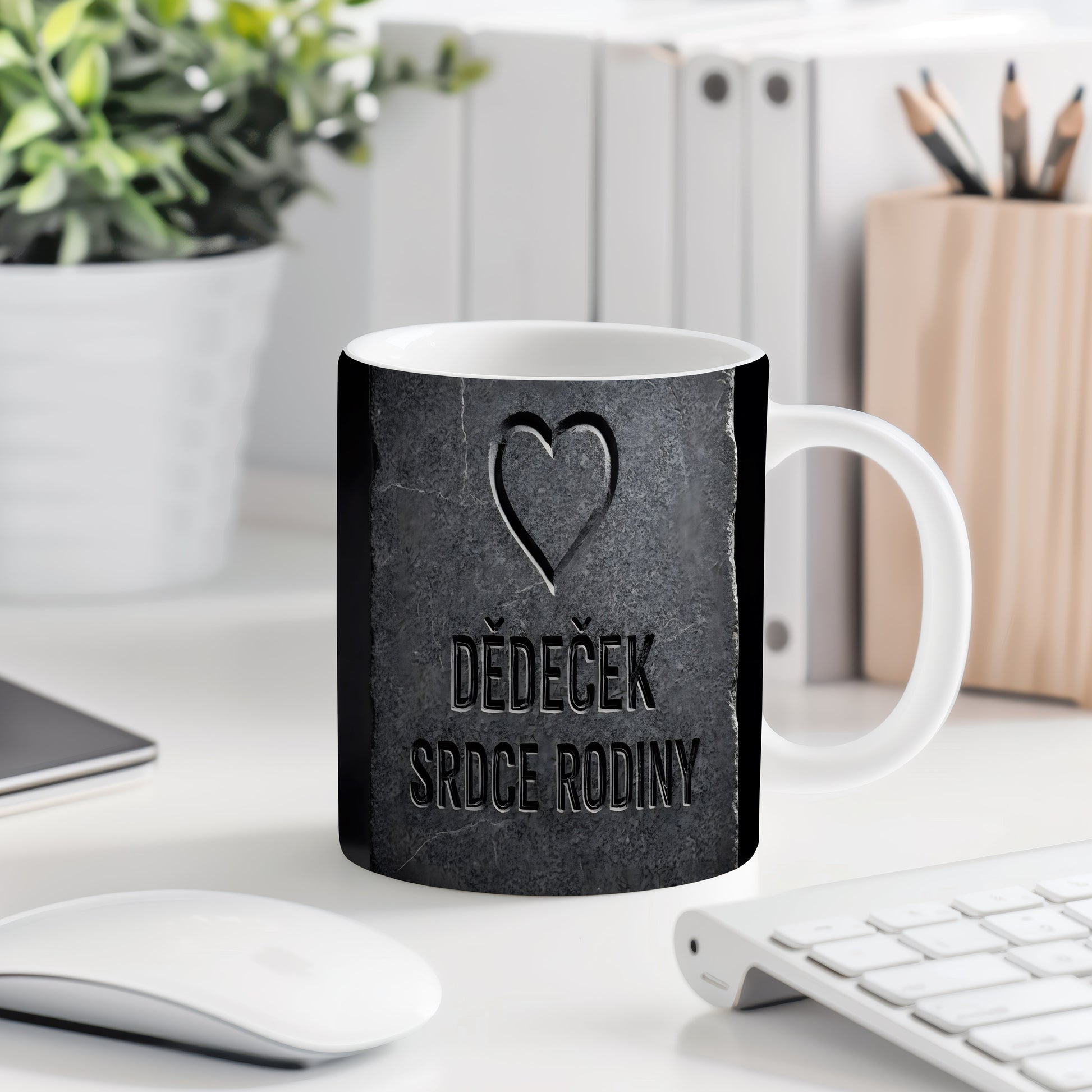 Kamenitý hrnek s nápisem 'DĚDEČEK SRDCE RODINY' a vyrytým srdcem.