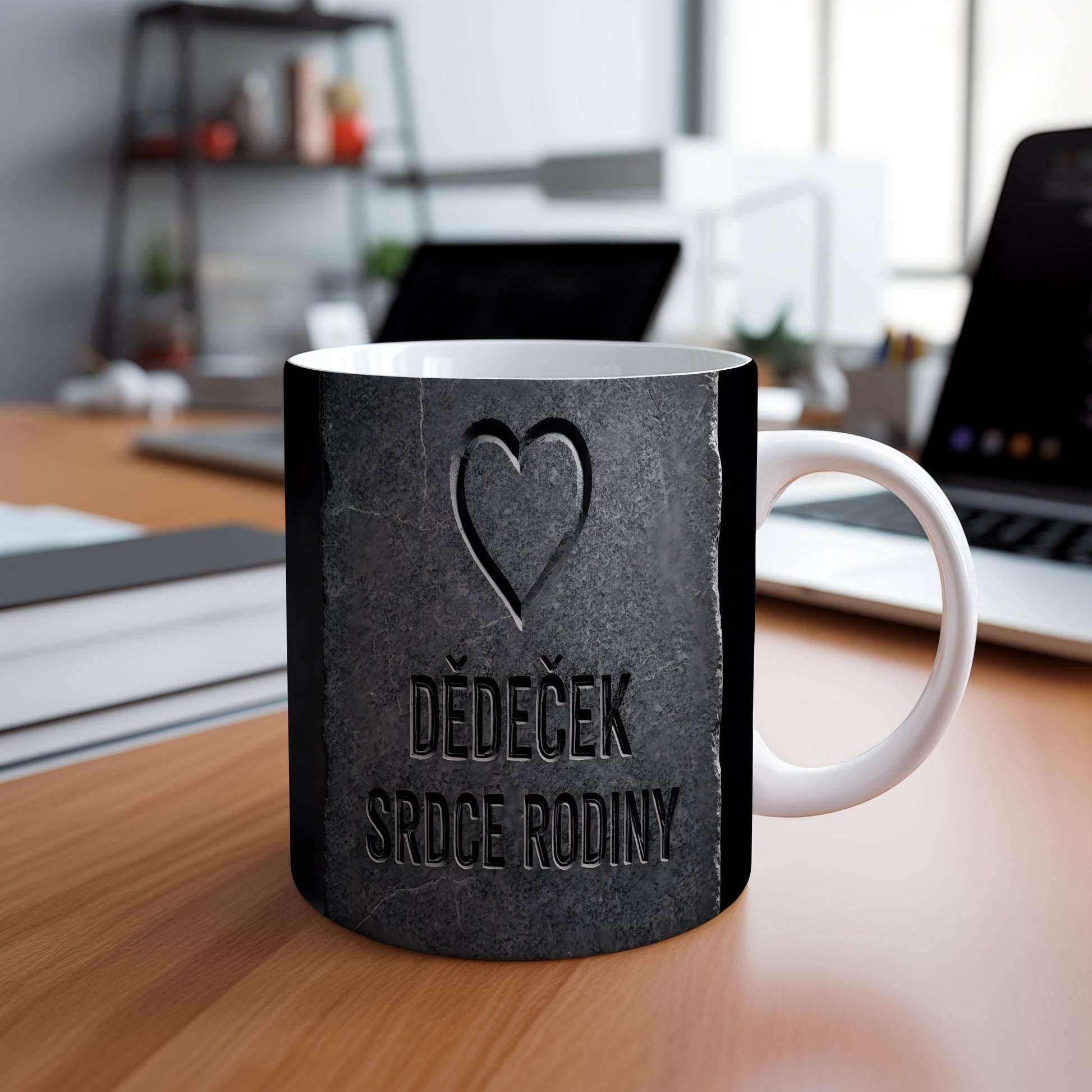 Kamenitý hrnek s nápisem 'DĚDEČEK SRDCE RODINY' a vyrytým srdcem.