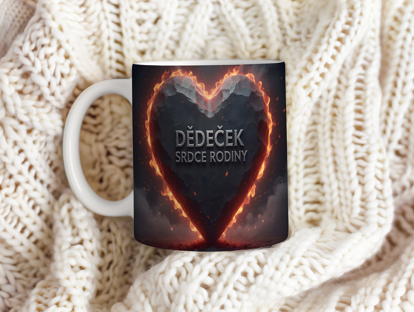 Hrnek s motivem srdce v plamenech a nápisem DĚDEČEK SRDCE RODINY.