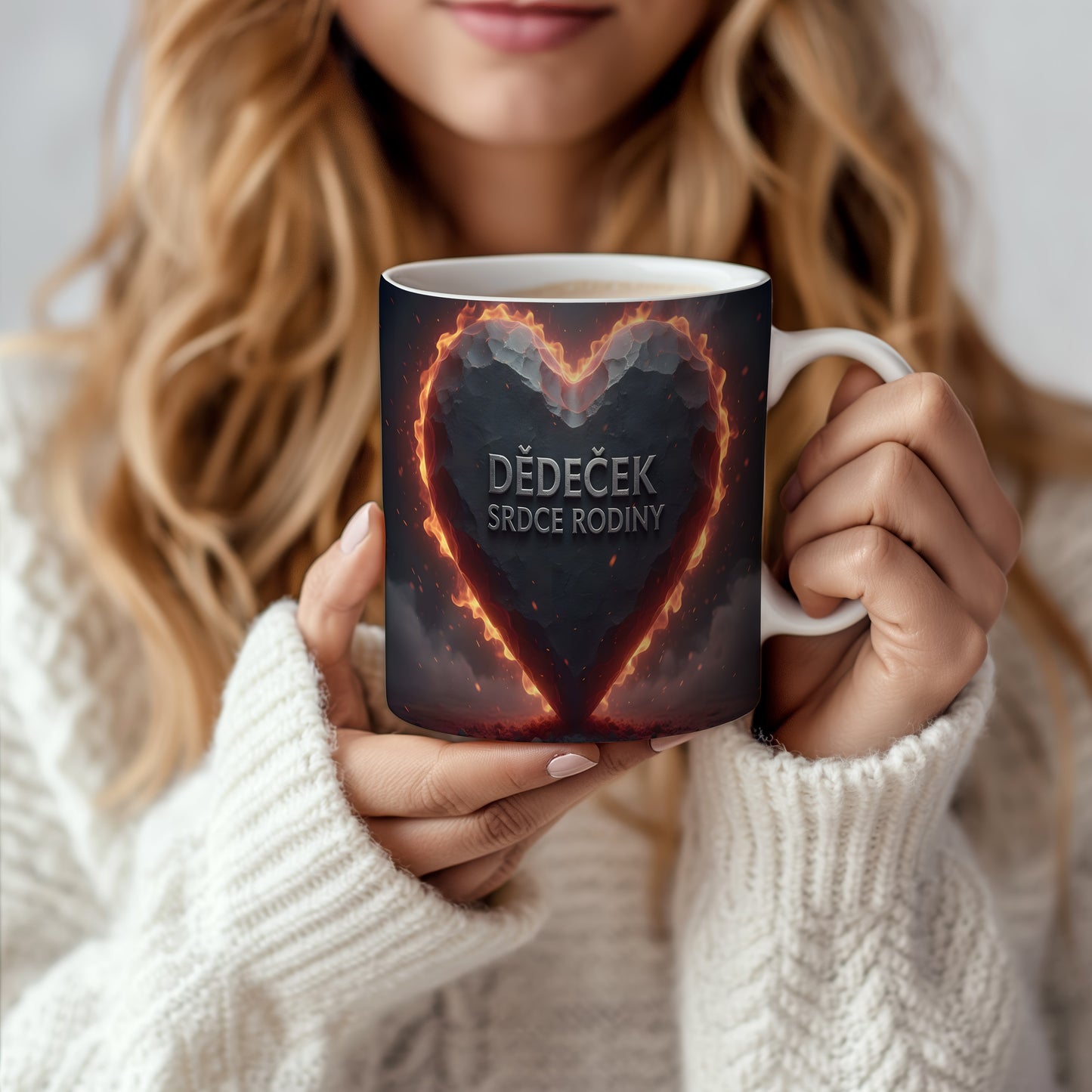 Hrnek s motivem srdce v plamenech a nápisem DĚDEČEK SRDCE RODINY.