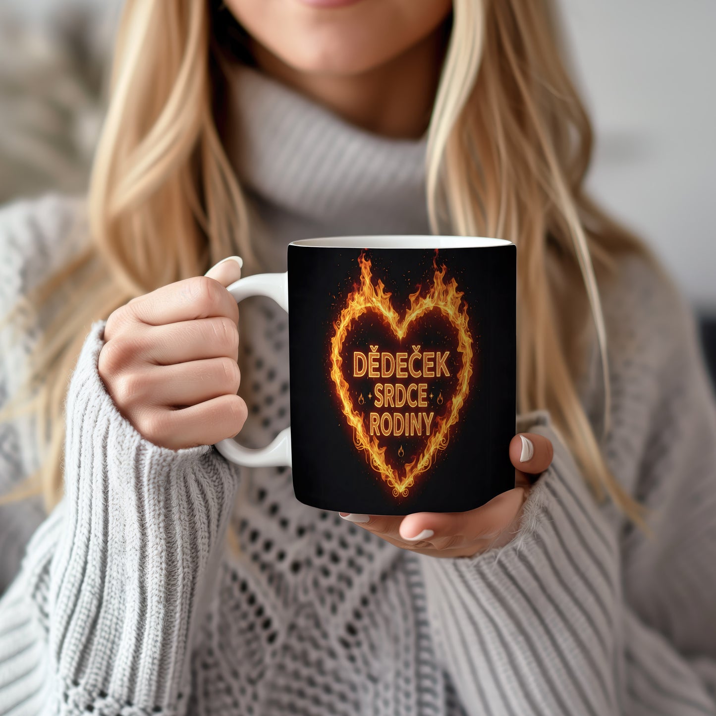 Hrnek s motivem ohnivého srdce a nápisem DĚDEČEK SRDCE RODINY.