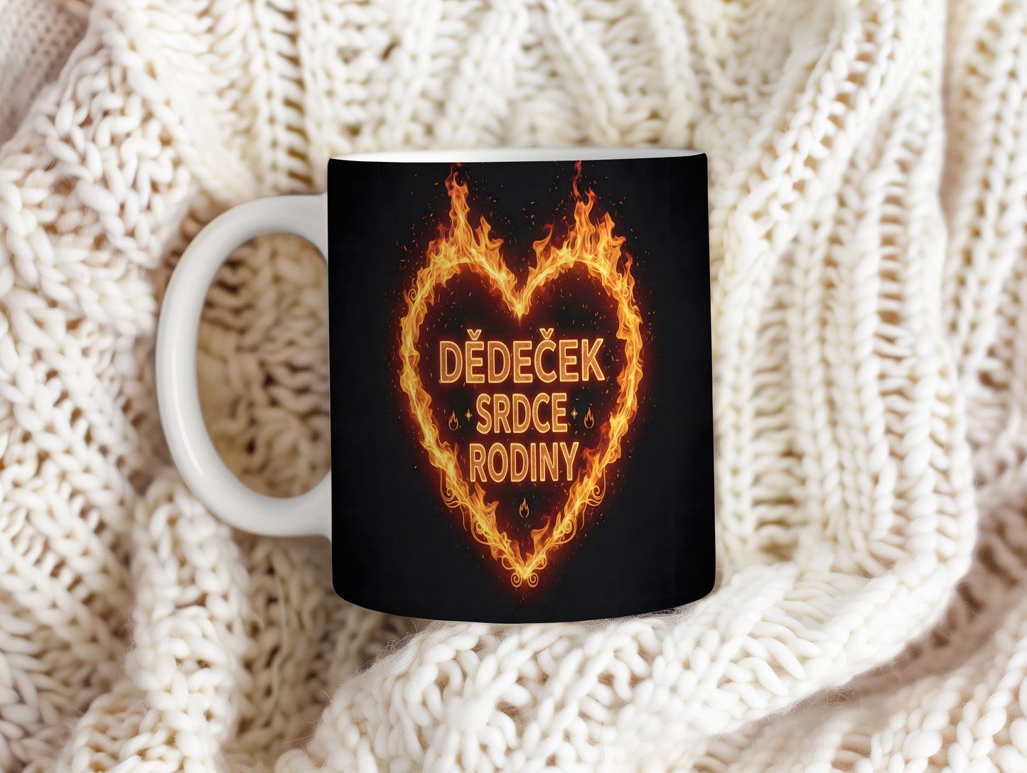 Hrnek s motivem ohnivého srdce a nápisem DĚDEČEK SRDCE RODINY.