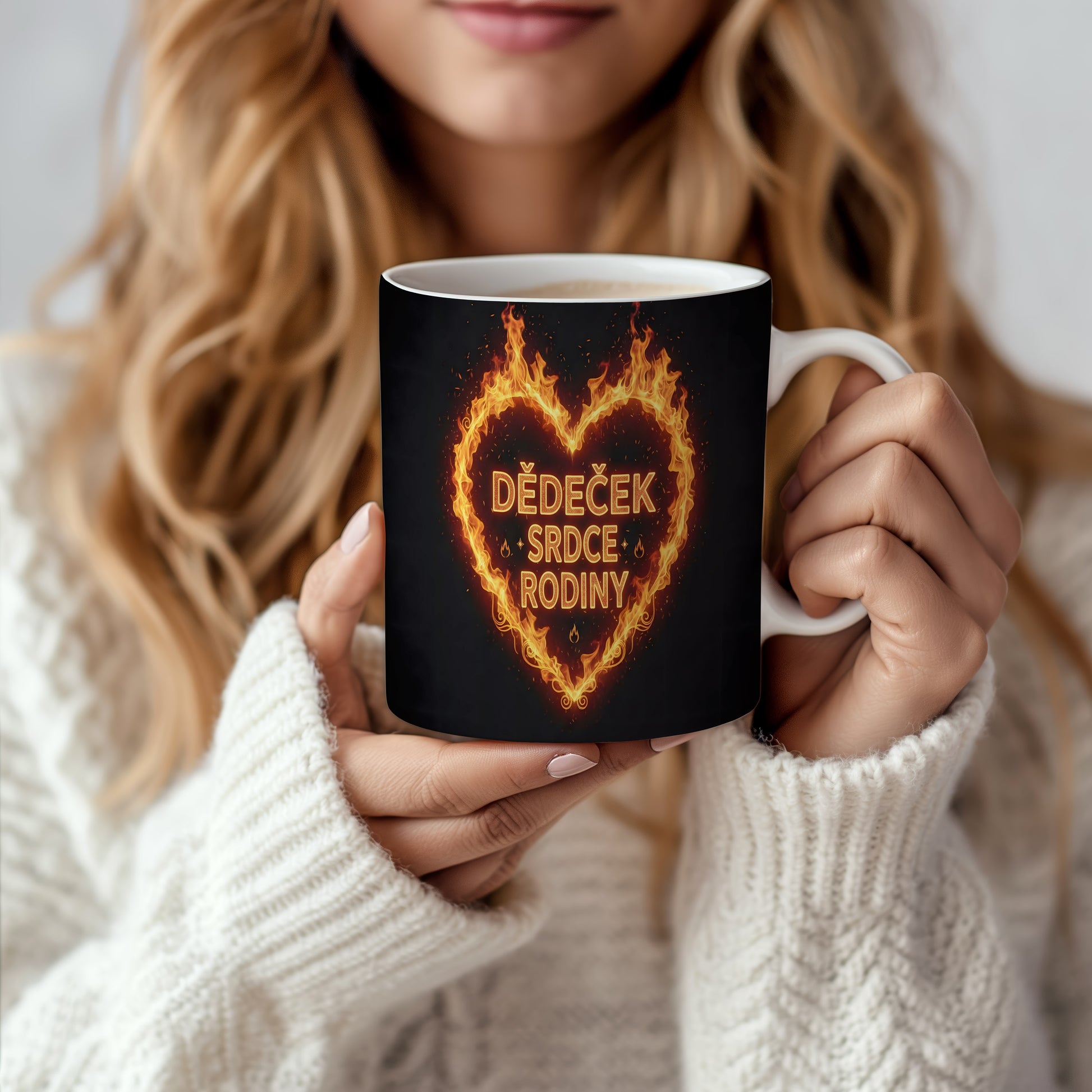 Hrnek s motivem ohnivého srdce a nápisem DĚDEČEK SRDCE RODINY.