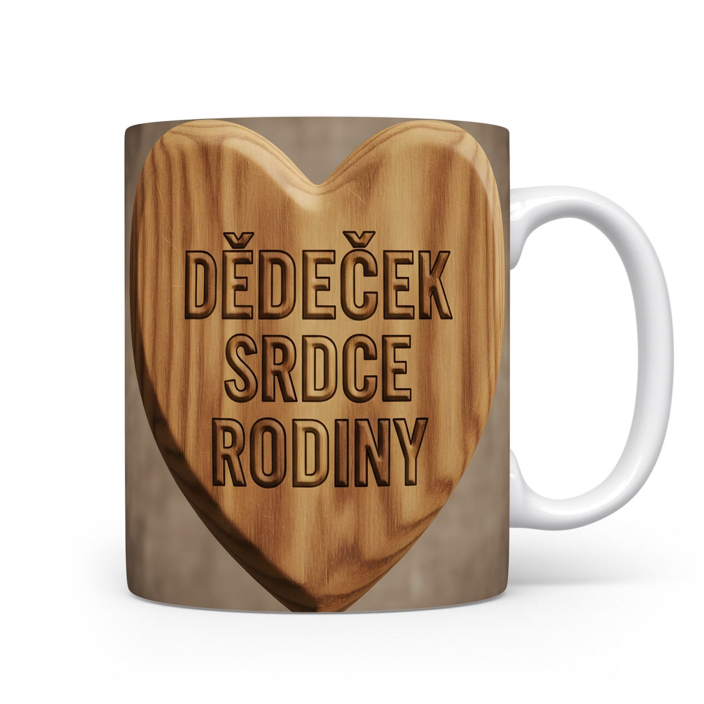 Hrnek s dřevěným srdcem a nápisem 'DĚDEČEK SRDCE RODINY'.