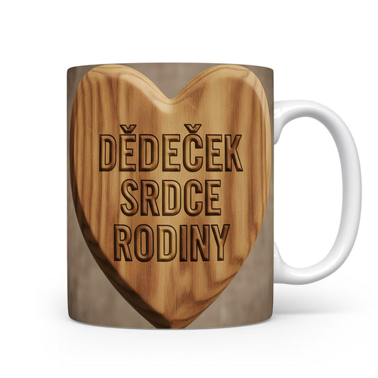 Hrnek s dřevěným srdcem a nápisem 'DĚDEČEK SRDCE RODINY'.