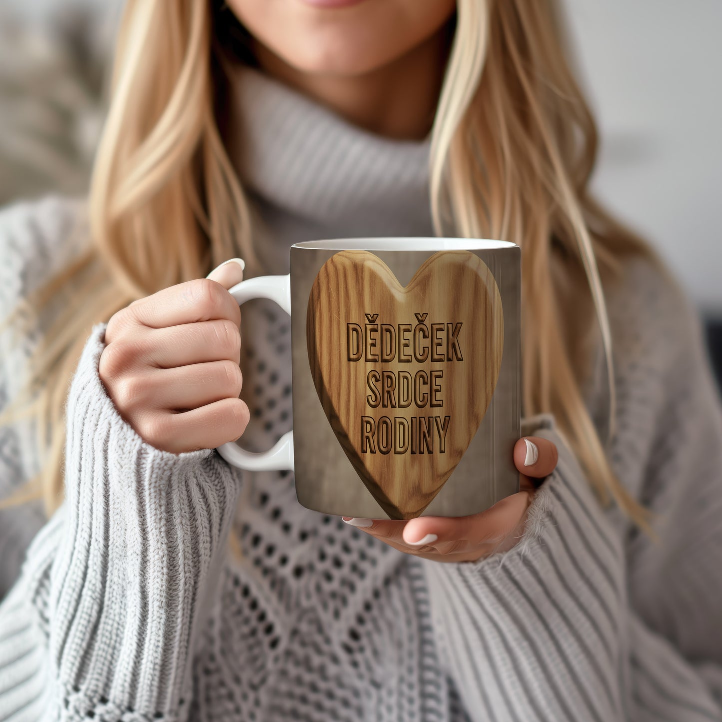 Hrnek s dřevěným srdcem a nápisem 'DĚDEČEK SRDCE RODINY'.