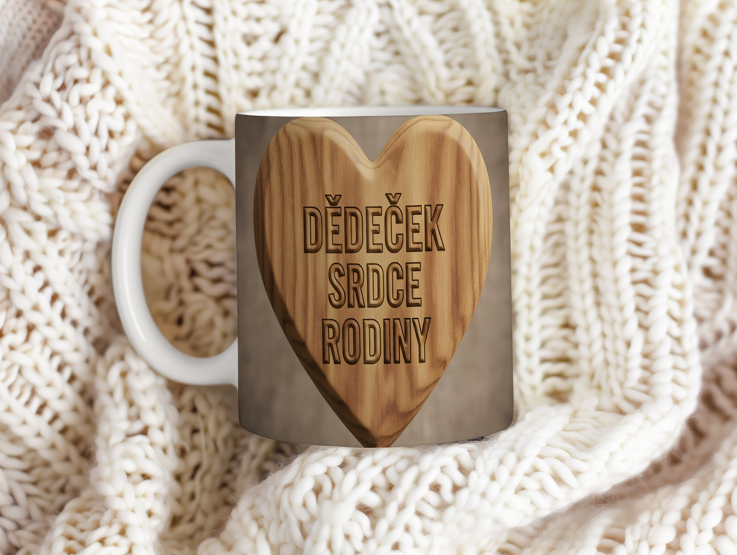 Hrnek s dřevěným srdcem a nápisem 'DĚDEČEK SRDCE RODINY'.