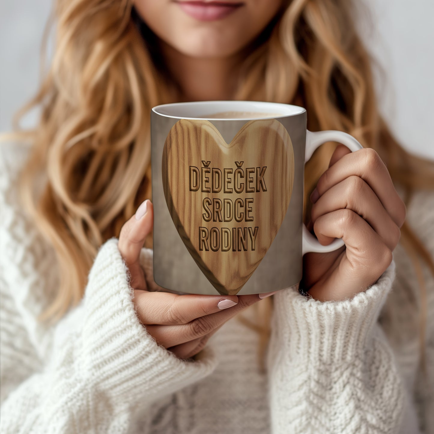 Hrnek s dřevěným srdcem a nápisem 'DĚDEČEK SRDCE RODINY'.