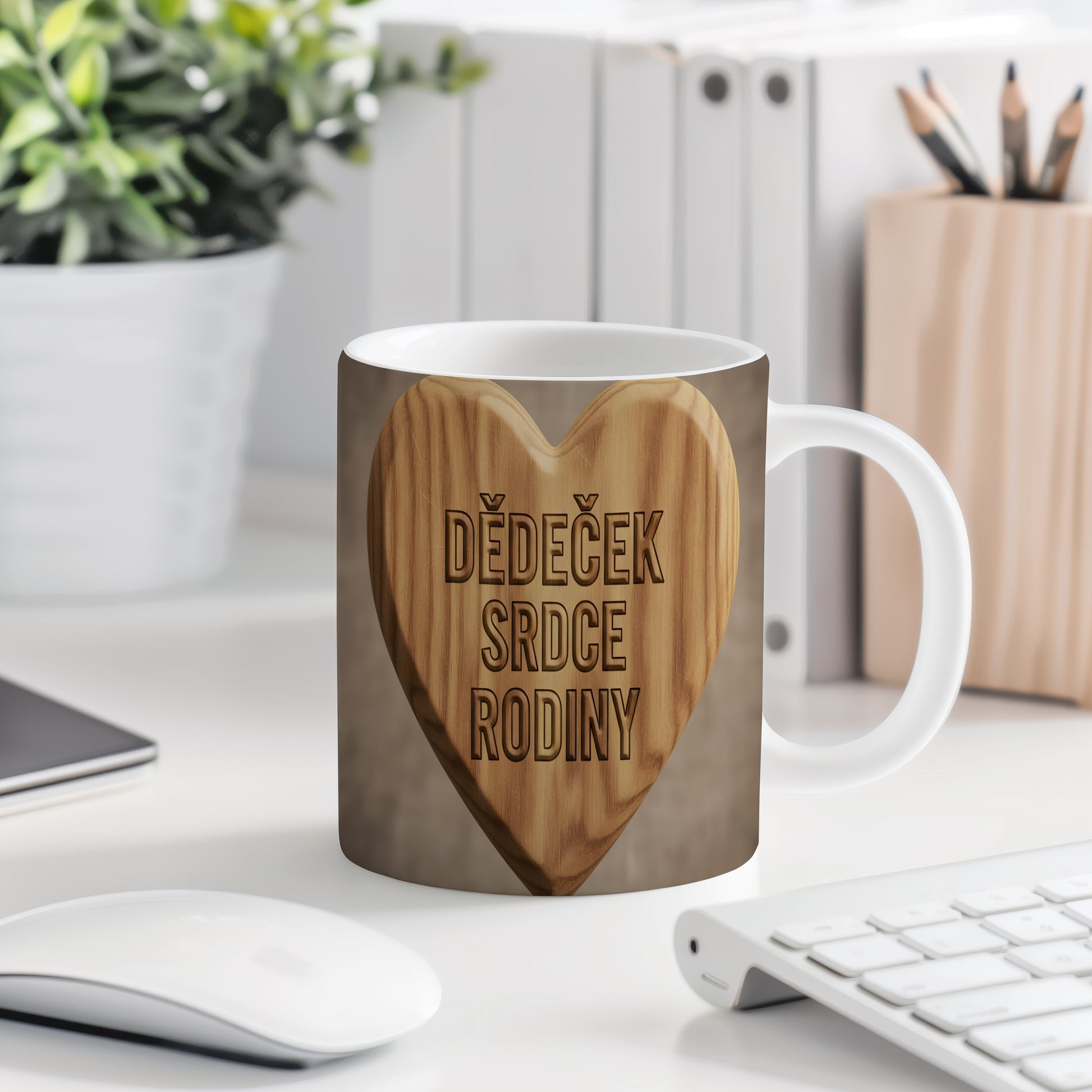 Hrnek s dřevěným srdcem a nápisem 'DĚDEČEK SRDCE RODINY'.