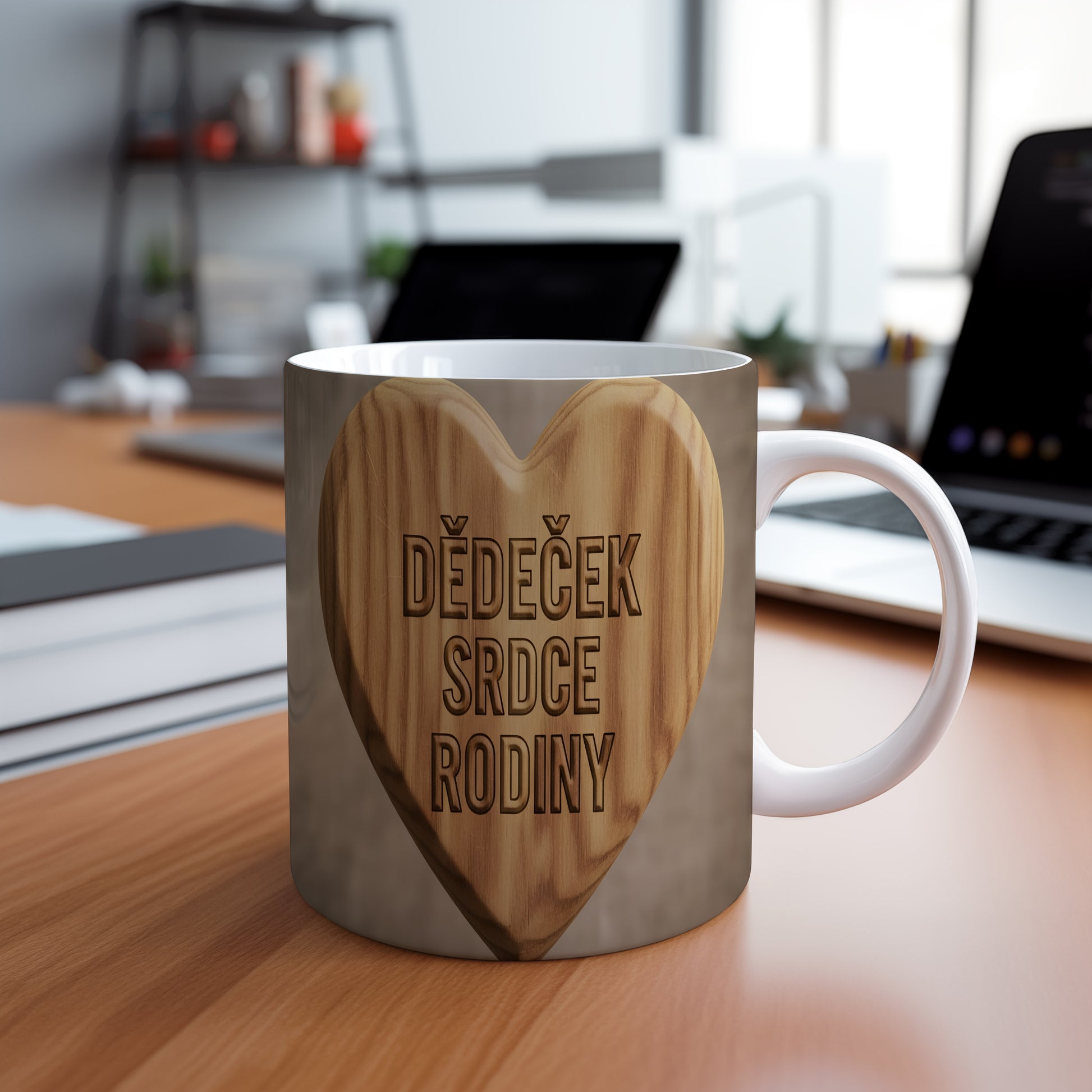 Hrnek s dřevěným srdcem a nápisem 'DĚDEČEK SRDCE RODINY'.
