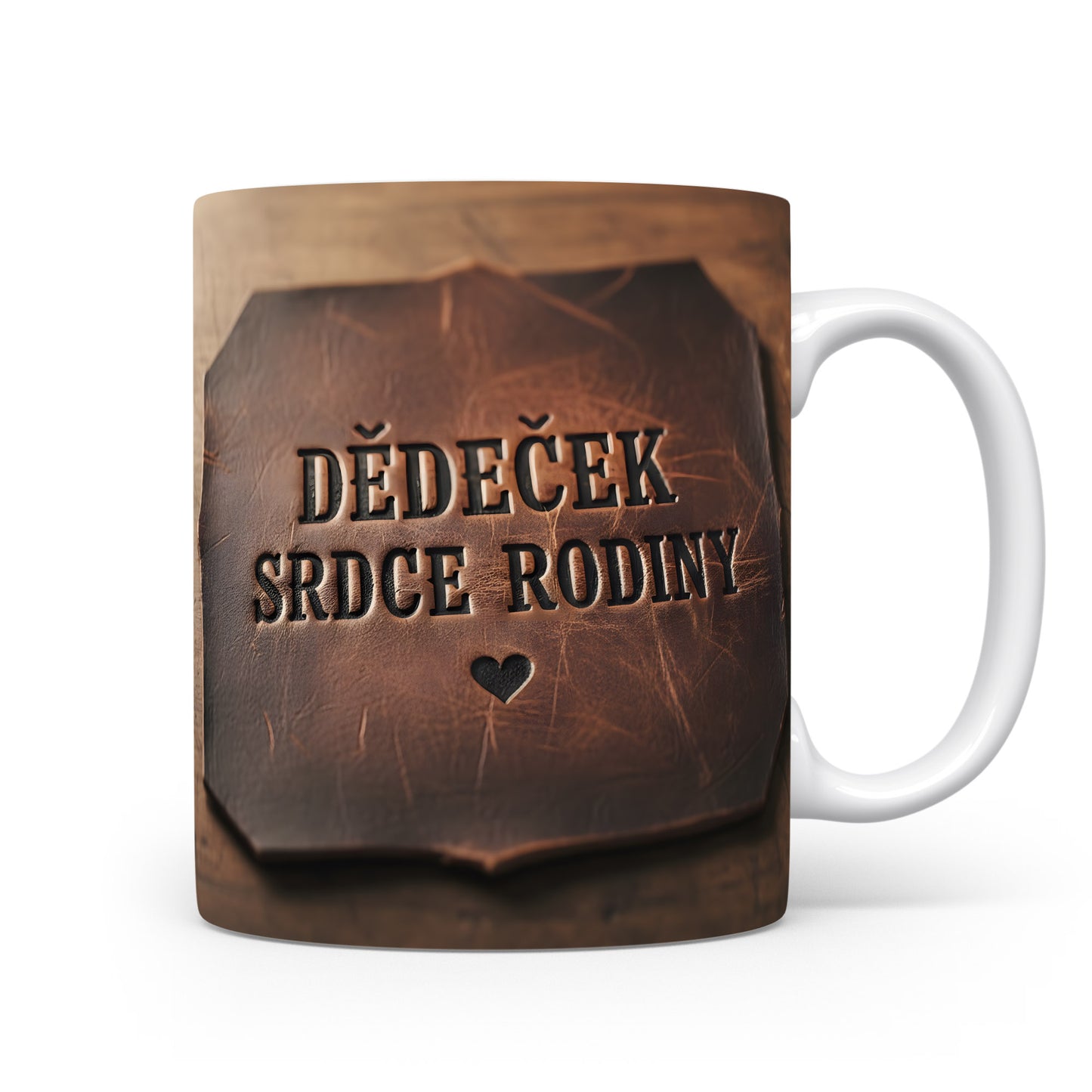 Hrnek s nápisem 'DĚDEČEK SRDCE RODINY' na dřevěném pozadí.