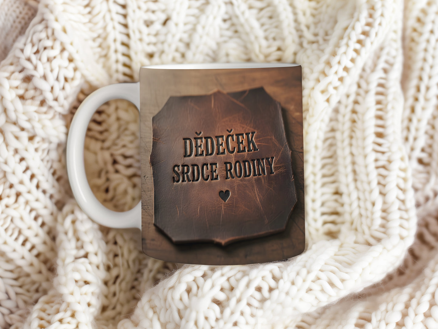 Hrnek s nápisem 'DĚDEČEK SRDCE RODINY' na dřevěném pozadí.