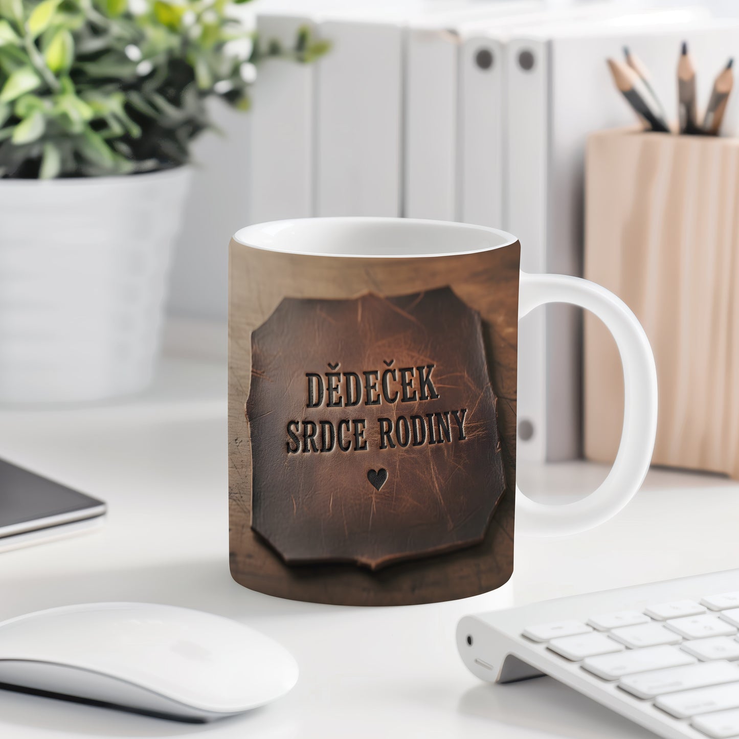 Hrnek s nápisem 'DĚDEČEK SRDCE RODINY' na dřevěném pozadí.