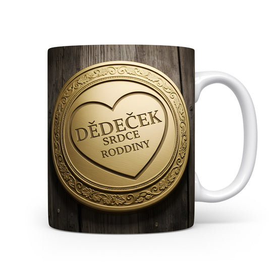 Hrnek s nápisem 'DĚDEČEK SRDCE RODINY' na zlatém srdci s dřevěným pozadím.